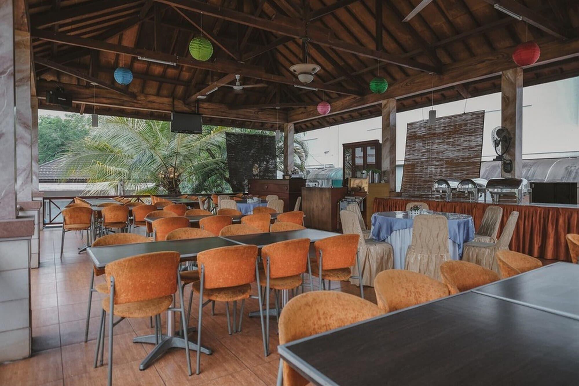 Restaurant RedDoorz Premium @ Jalan Pal 10 Jambi