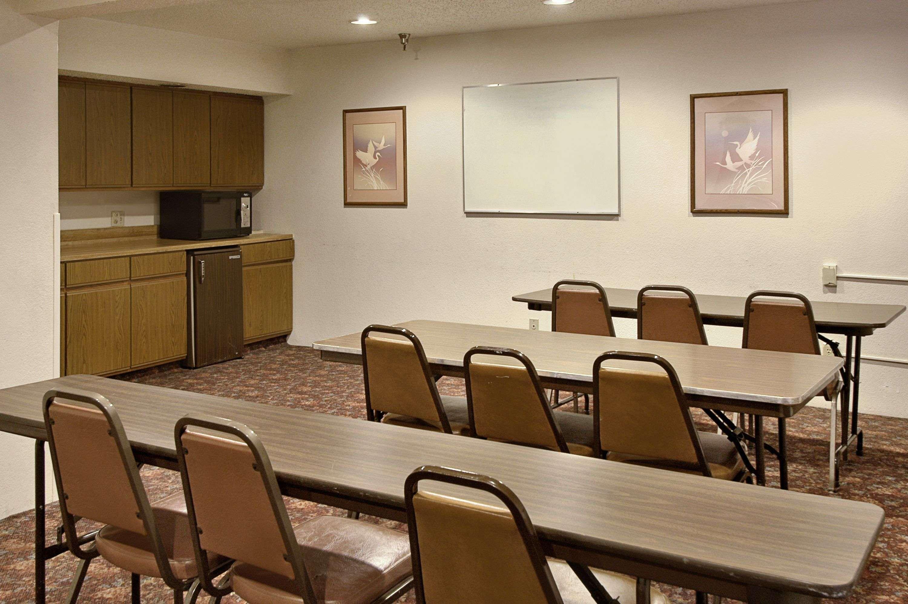 Centro de Negocios Super 8 by Wyndham Butler
