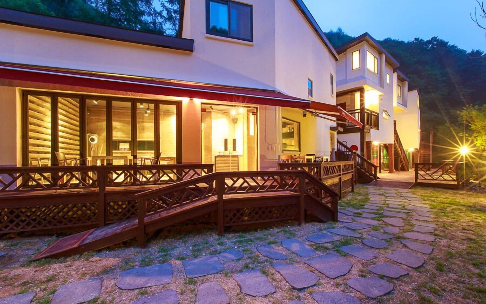 Vista Exterior Pension Hug