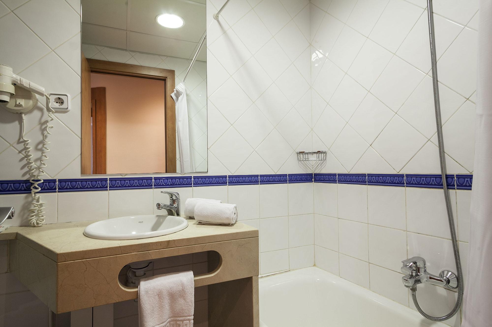 Equipamiento de Habitación Acta Antibes