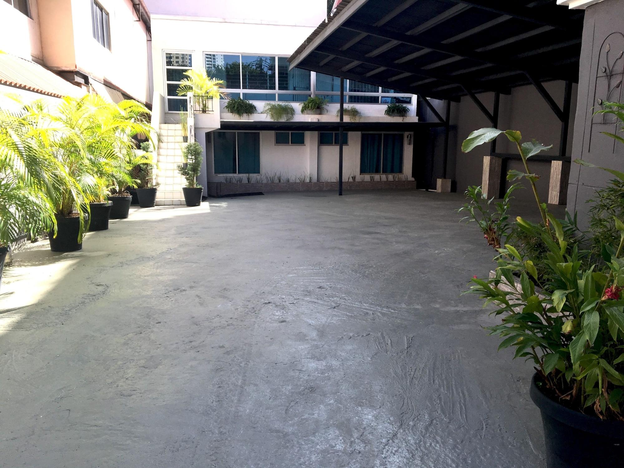 Varios Serenade Lodging Rooms