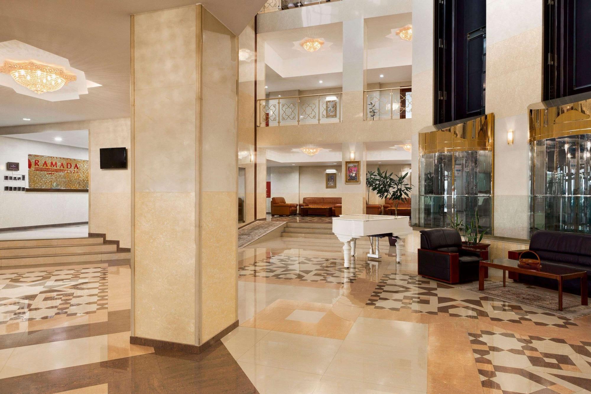 Vista Lobby Ramada Plaza by Wyndham Gence