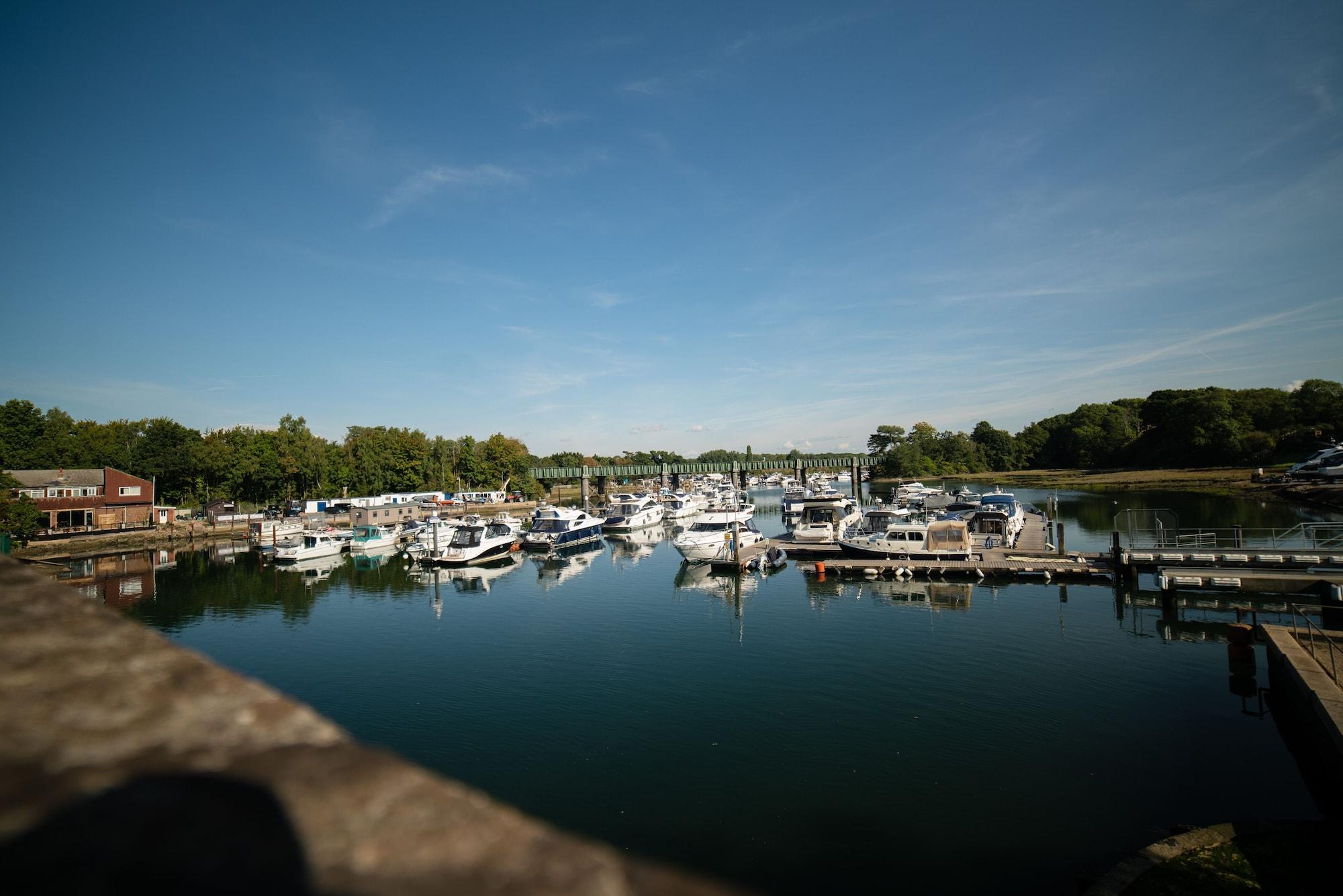 Varios Harper's Steakhouse with Rooms, Southampton Swanwick Marina