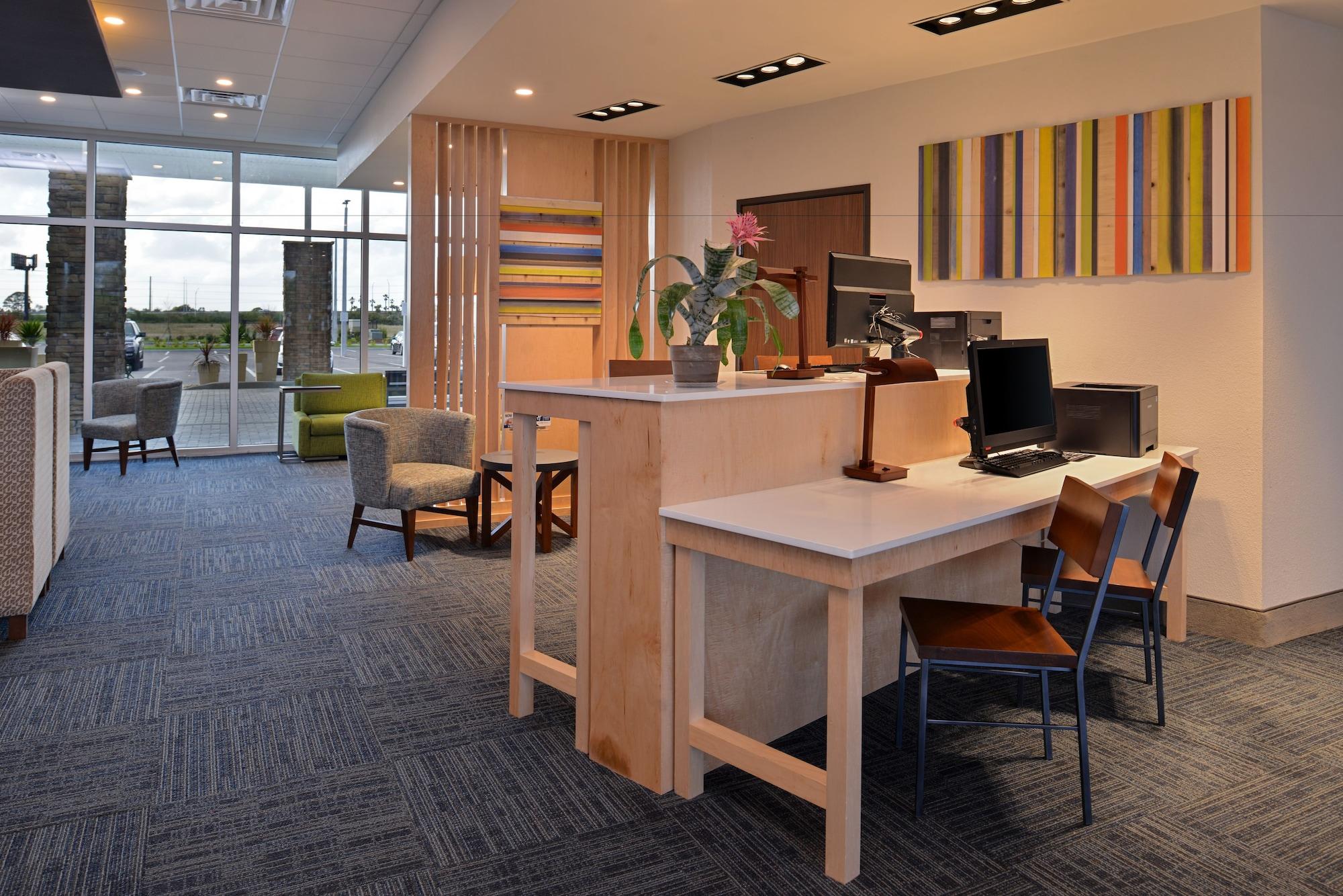 Vista Lobby Holiday Inn Express & Suites Alachua - Gainesville Area by IHG