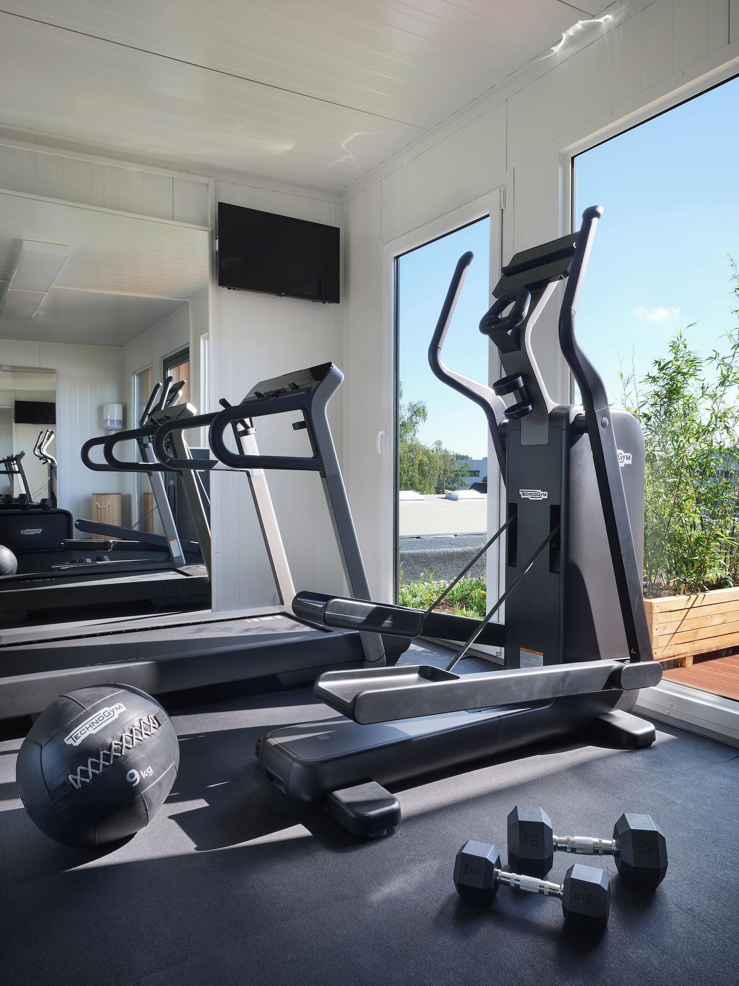 Gimnasio PHIL & MAX Hotel & Apartments  Airport