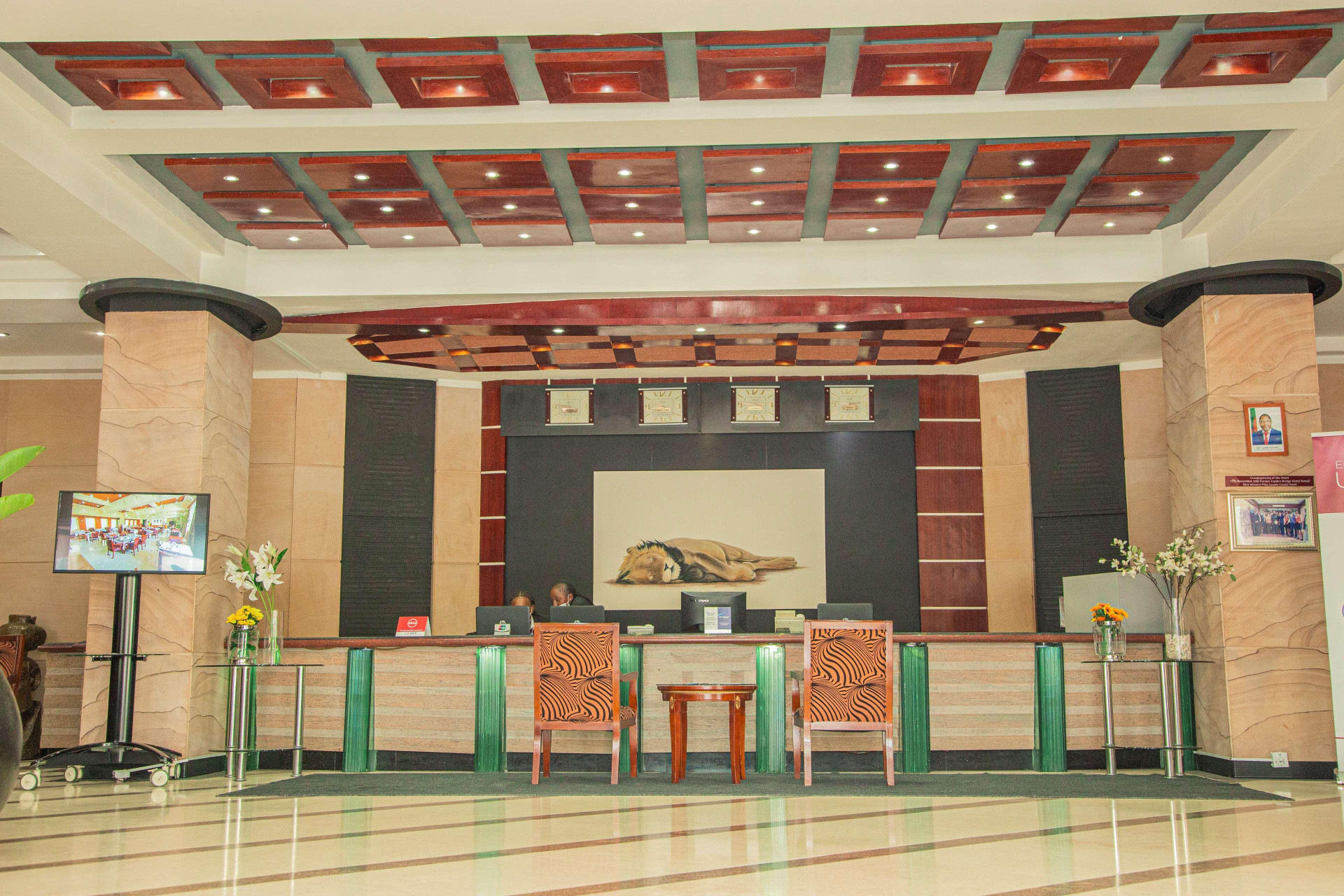 Vista Lobby Best Western Plus Paramount Hotel