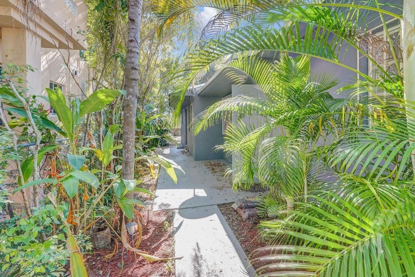 Comodidades del Alojamiento Biscayne Deluxe Private House, 4br/2bath, Free Parking, Garden & Bbq!