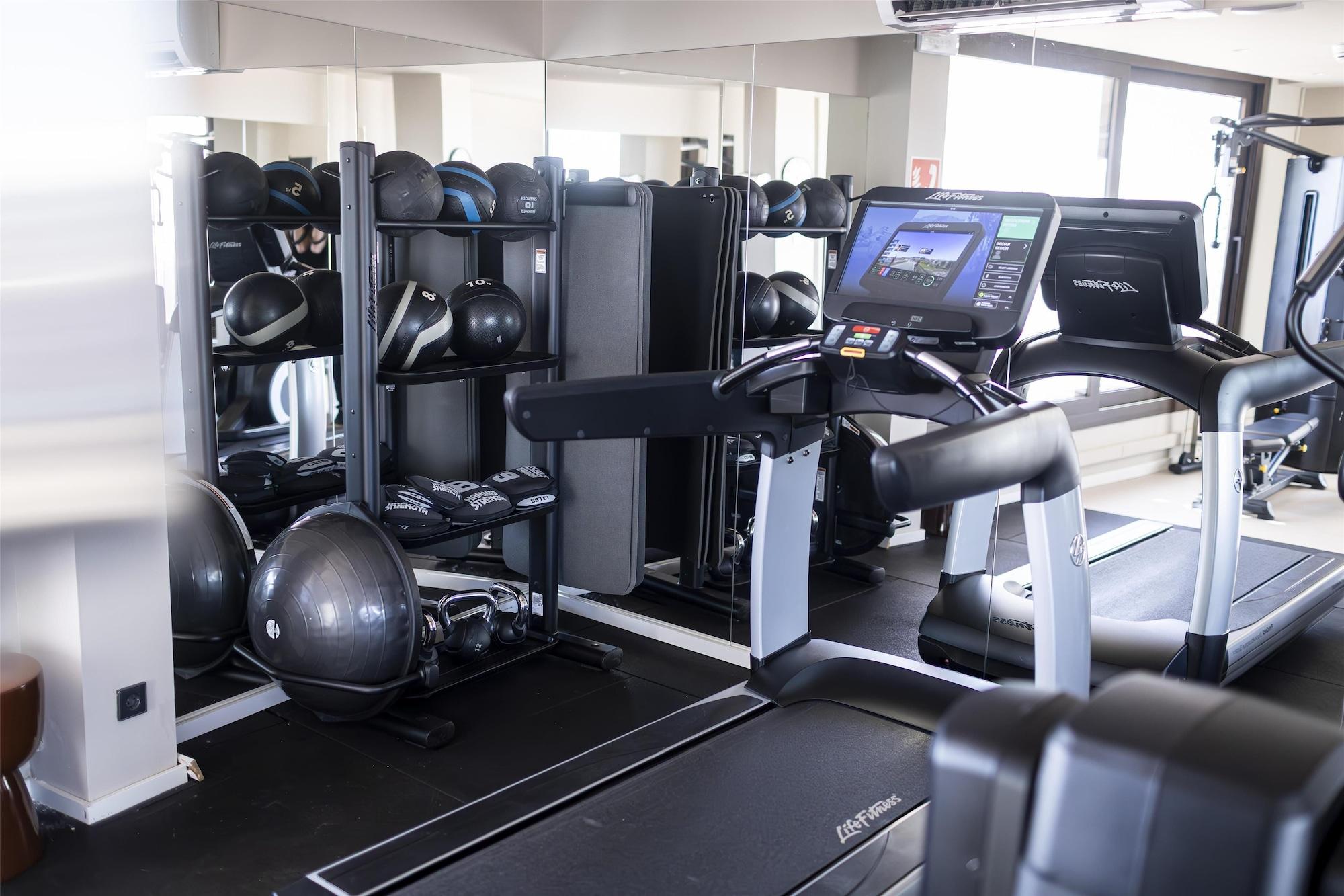 Gimnasio Via Sants Hotel Barcelona, Tapestry Collection by Hilton