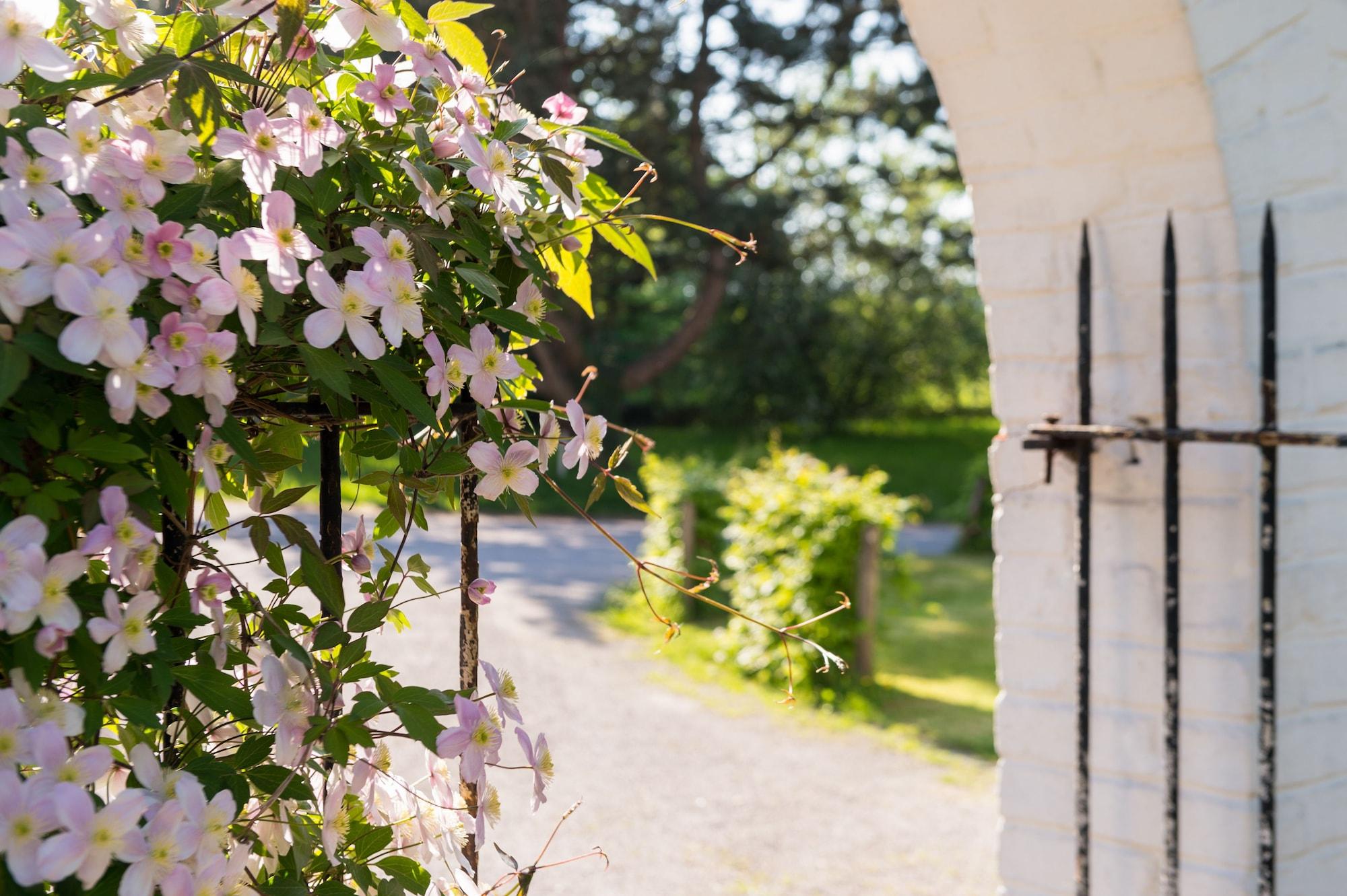 Vista Exterior La Ferme Blanche, The Originals Relais