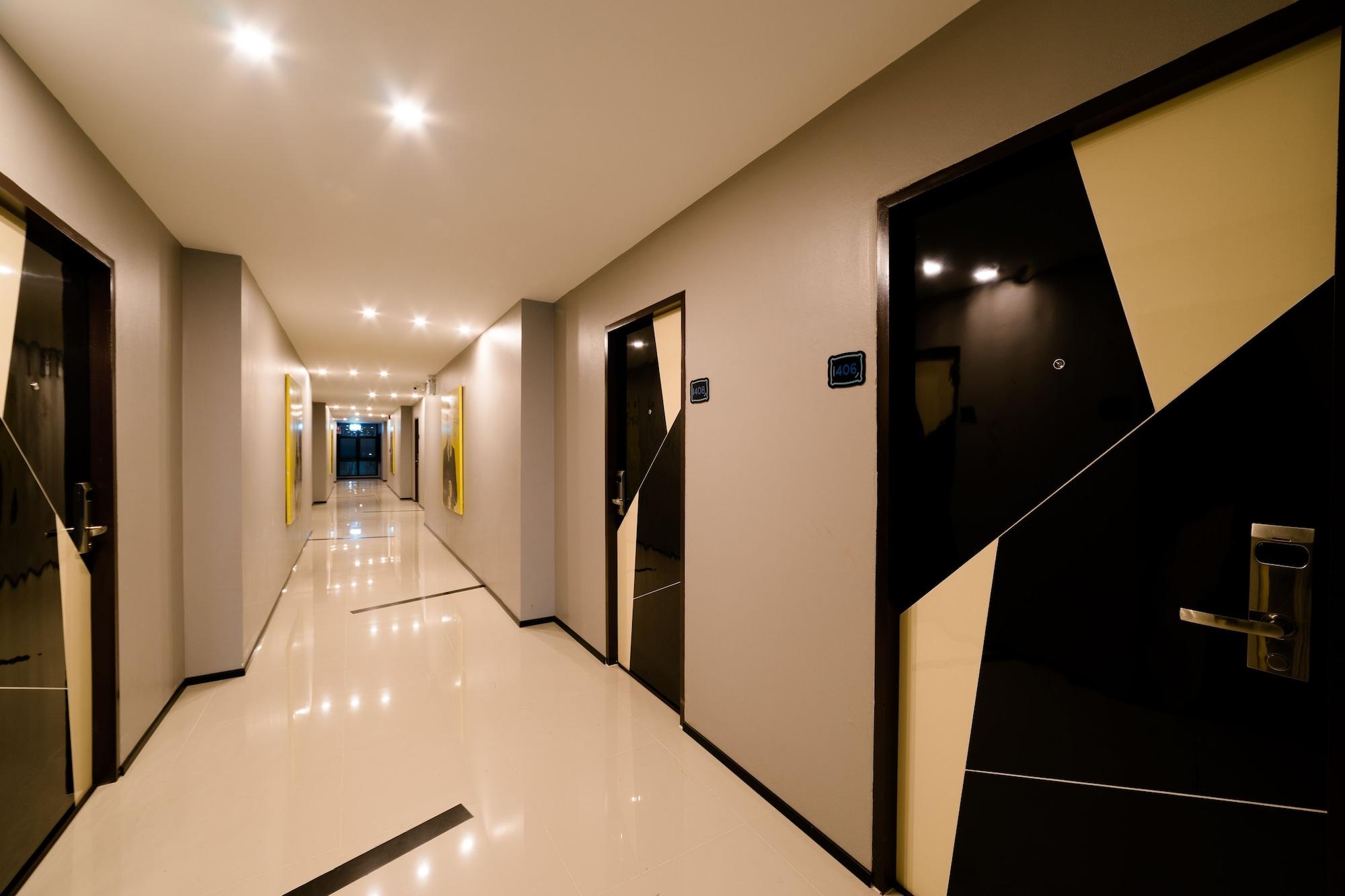 Varios Z Sleep Hotel