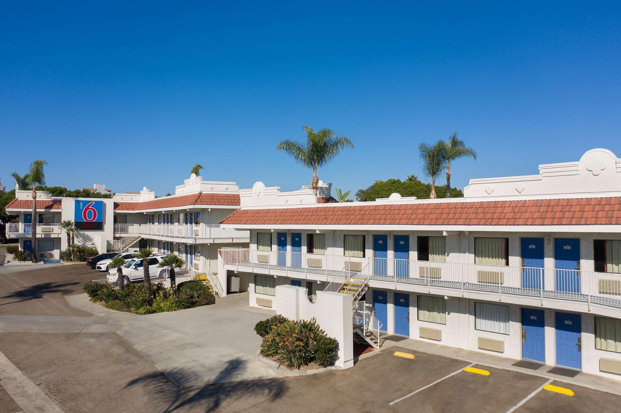 Vista Exterior Motel 6 Carlsbad, CA - East