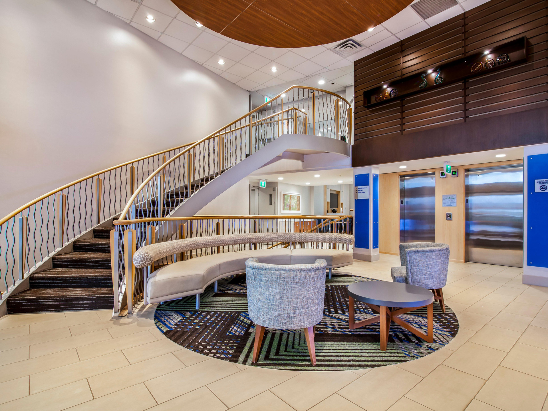 Vista Lobby Holiday Inn Express and Suites Langley