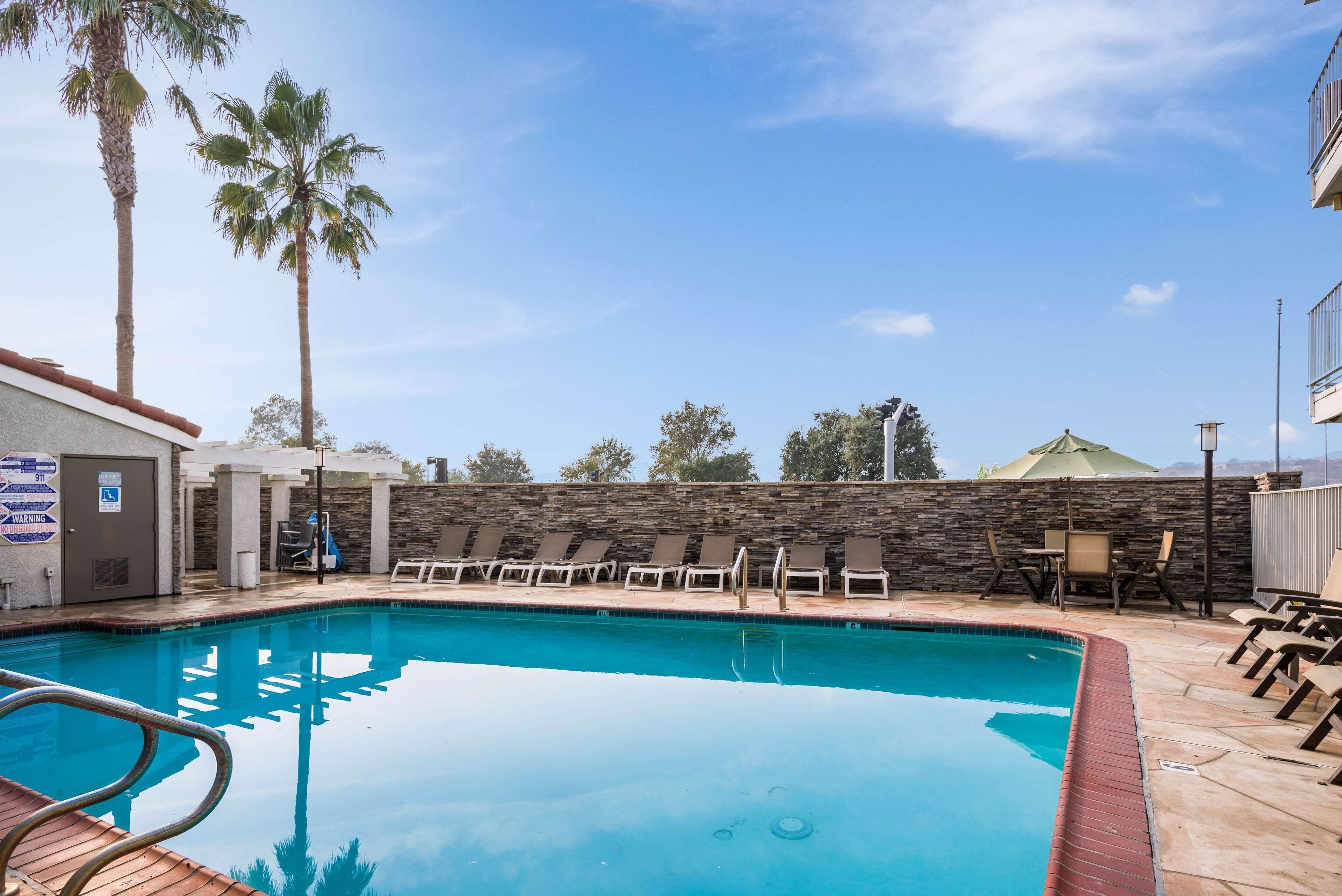 Vista Piscina Motel 6 Fairfield, CA - Napa Valley