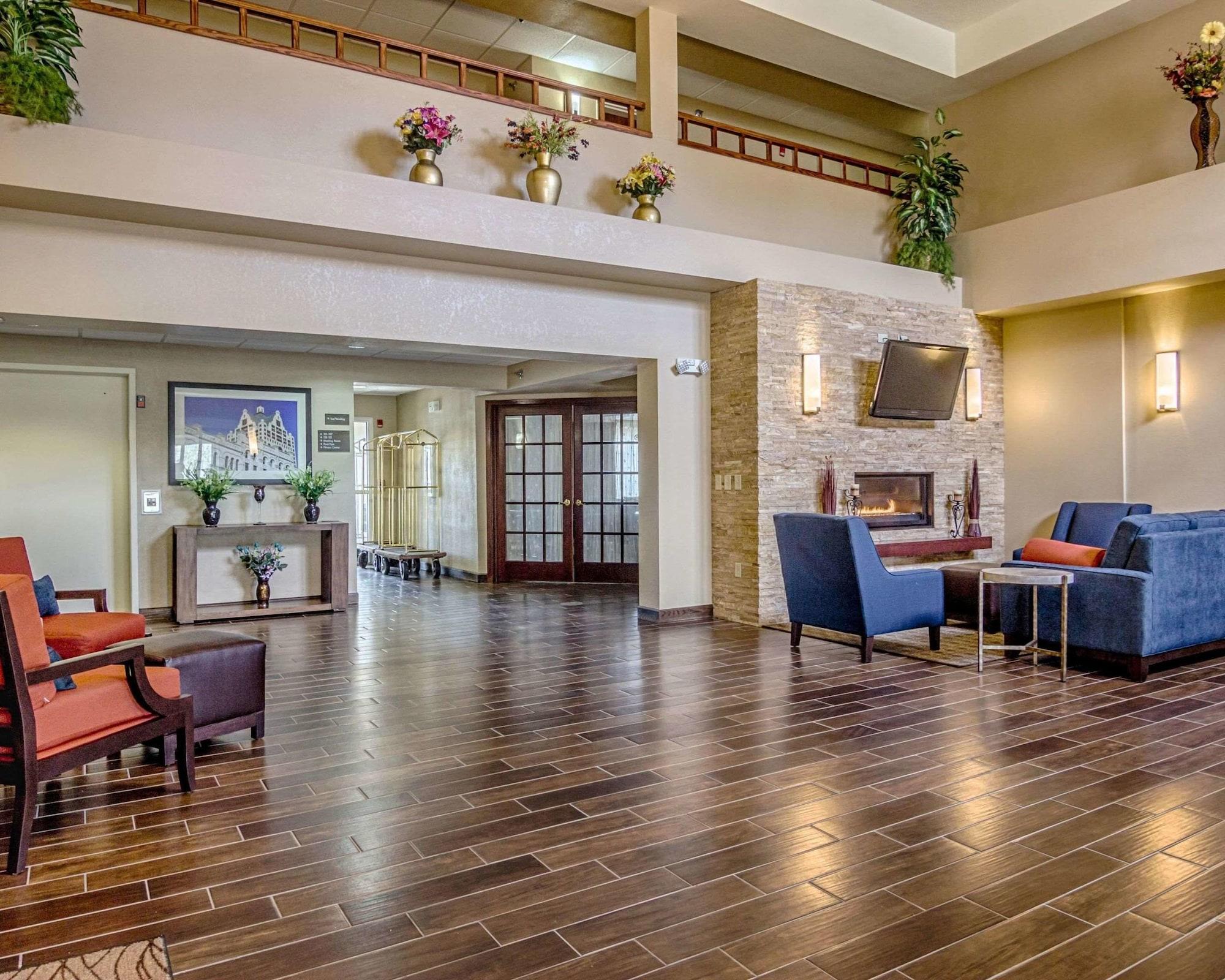 Vista Lobby Comfort Inn & Suites Grafton - Cedarburg