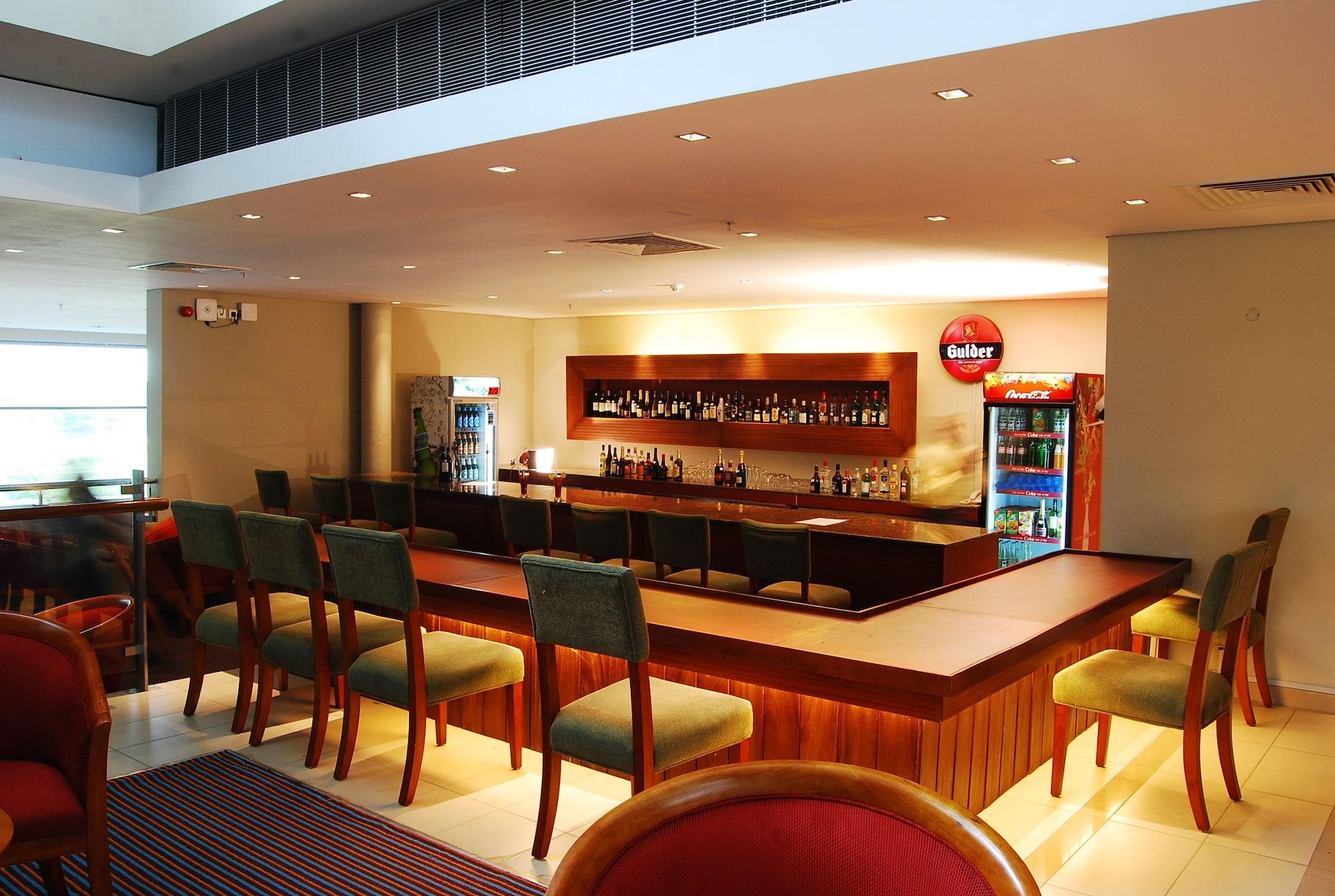 Bar/Salón Tinapa Lakeside Hotel