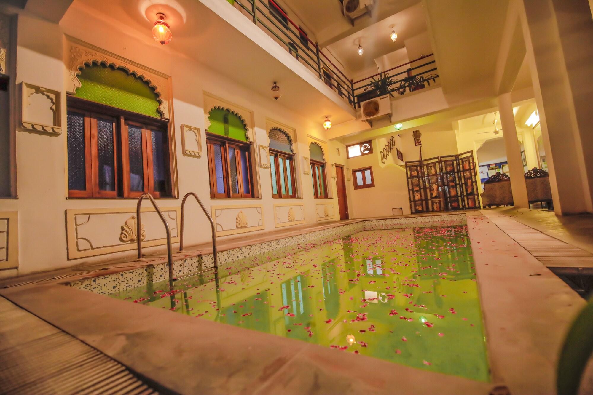 Vista Piscina Hotal Devraj Niwas on Lake Pichola Udaipur
