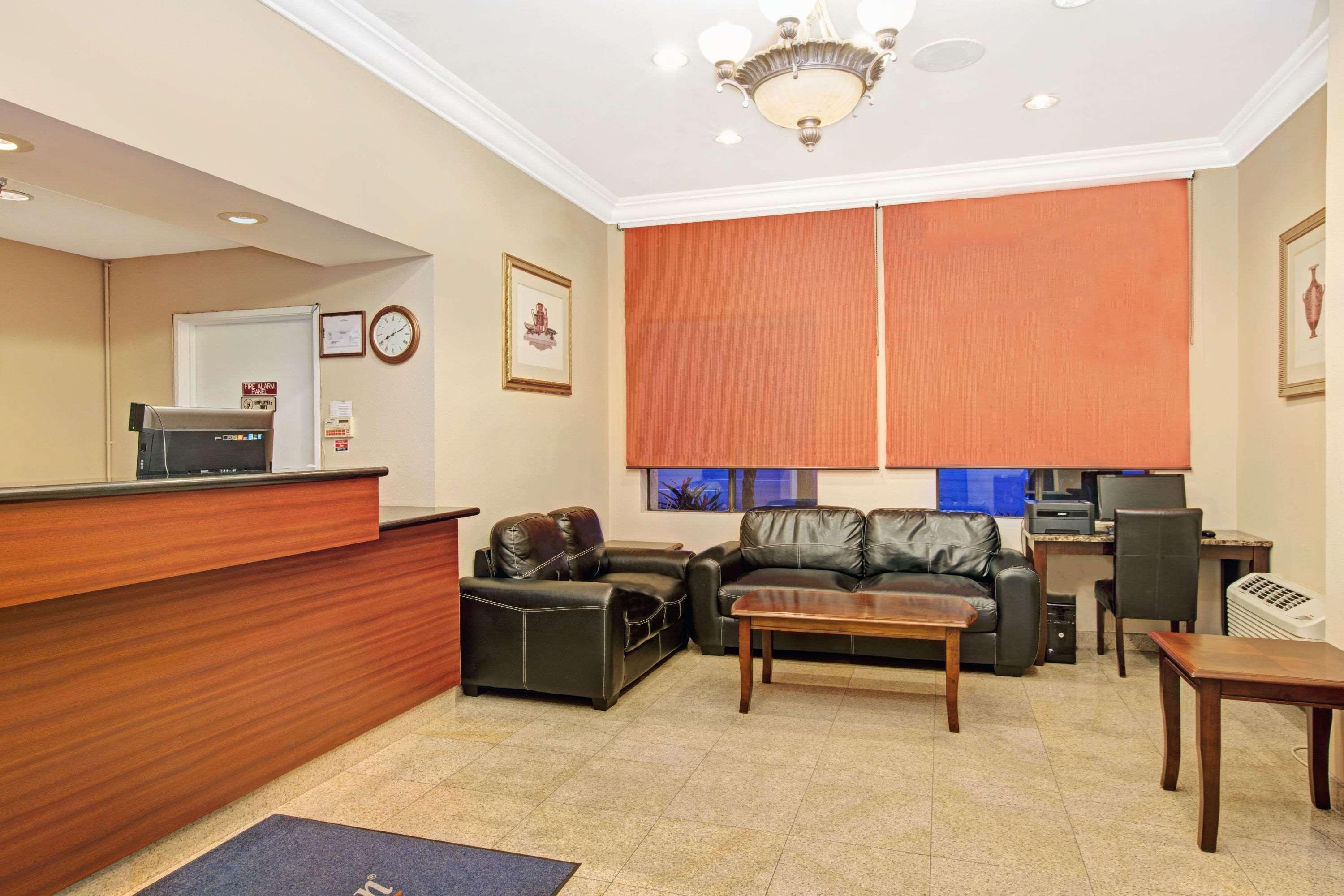 Vista Lobby Howard Johnson by Wyndham Torrance