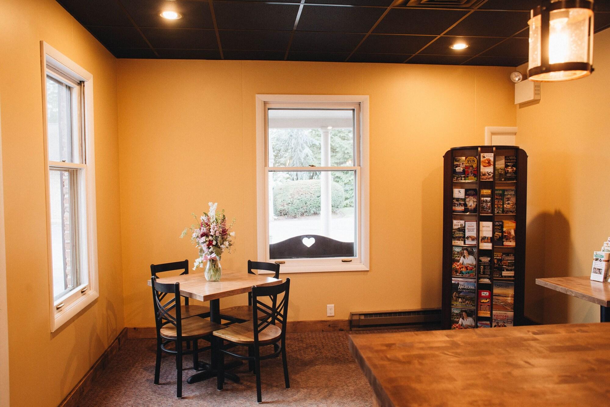 Vista Lobby Country Squire Inn and Suites