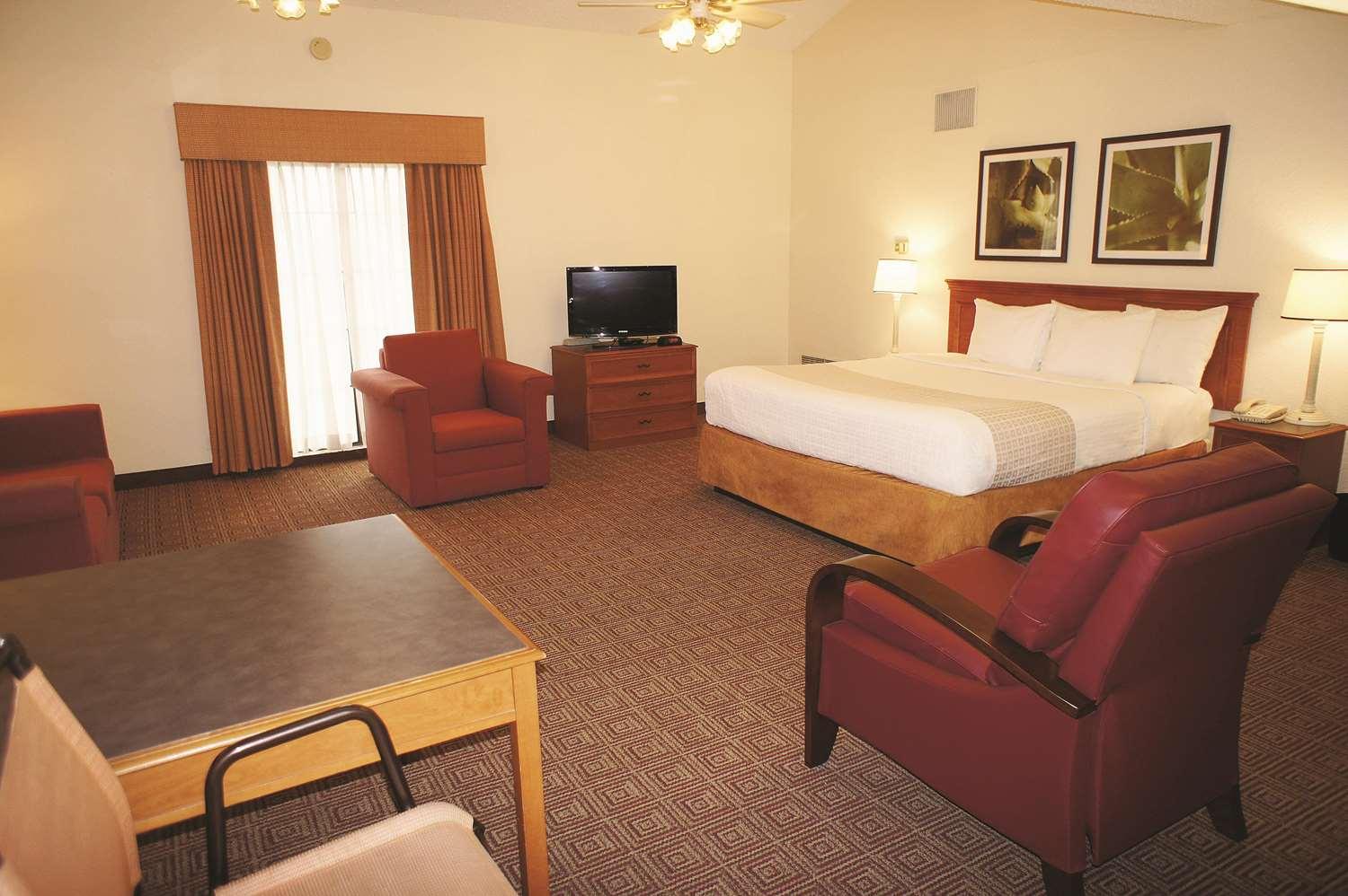 Suite La Quinta Inn by Wyndham San Antonio I-35 N at Rittiman Rd