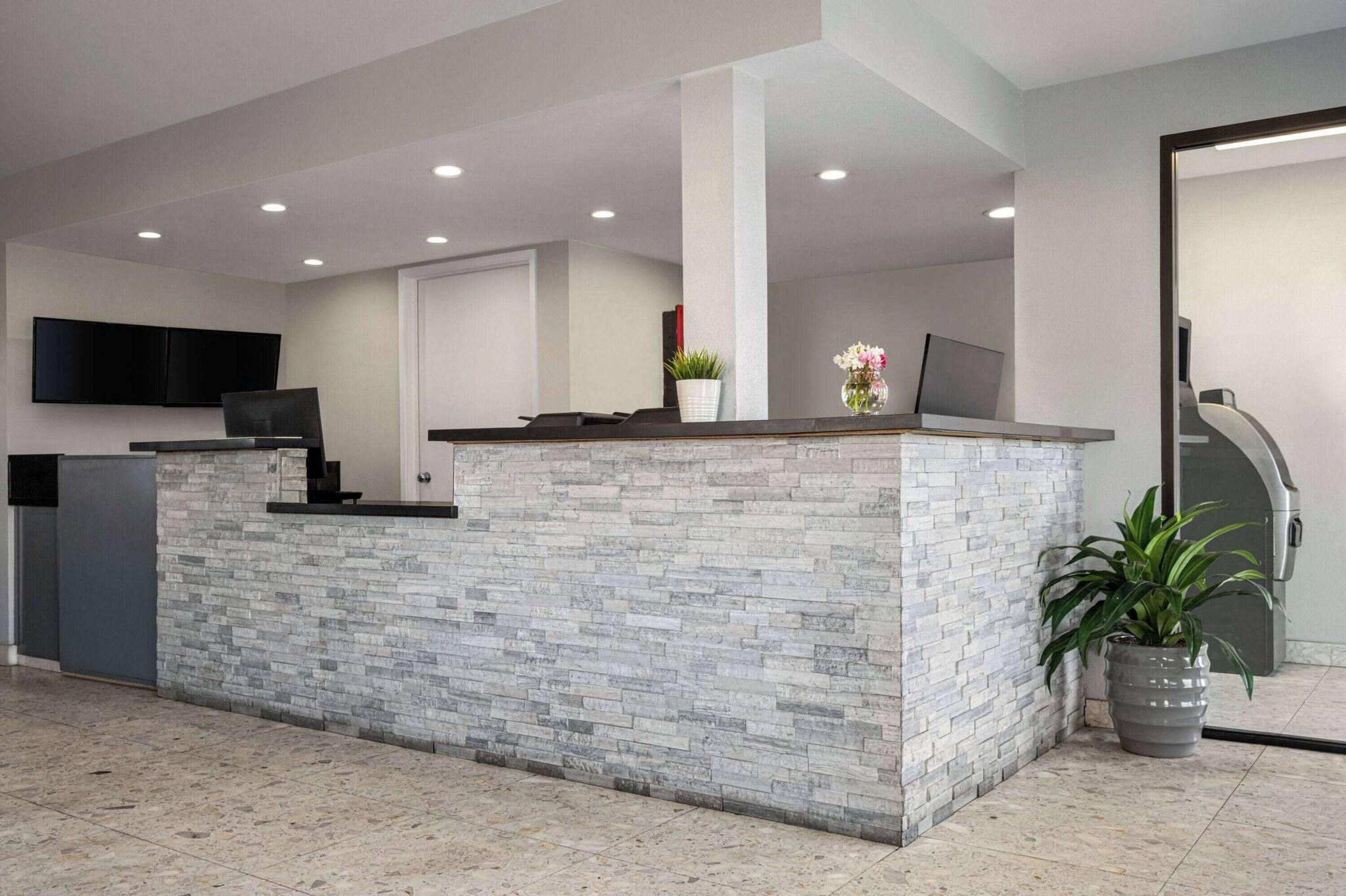 Vista Lobby Days Inn by Wyndham Fresno South