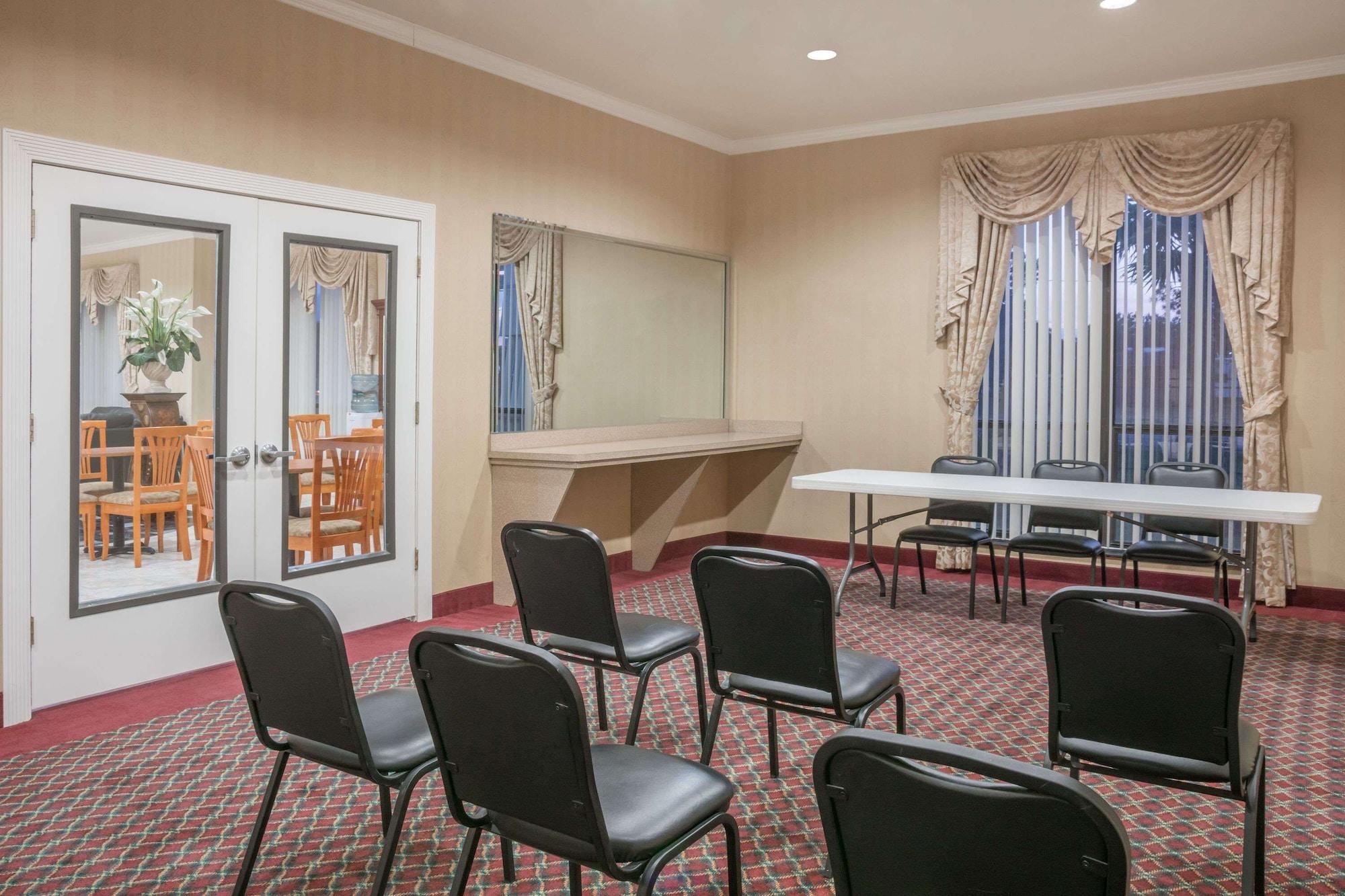 Sala de Reuniones Super 8 by Wyndham Brookshire TX