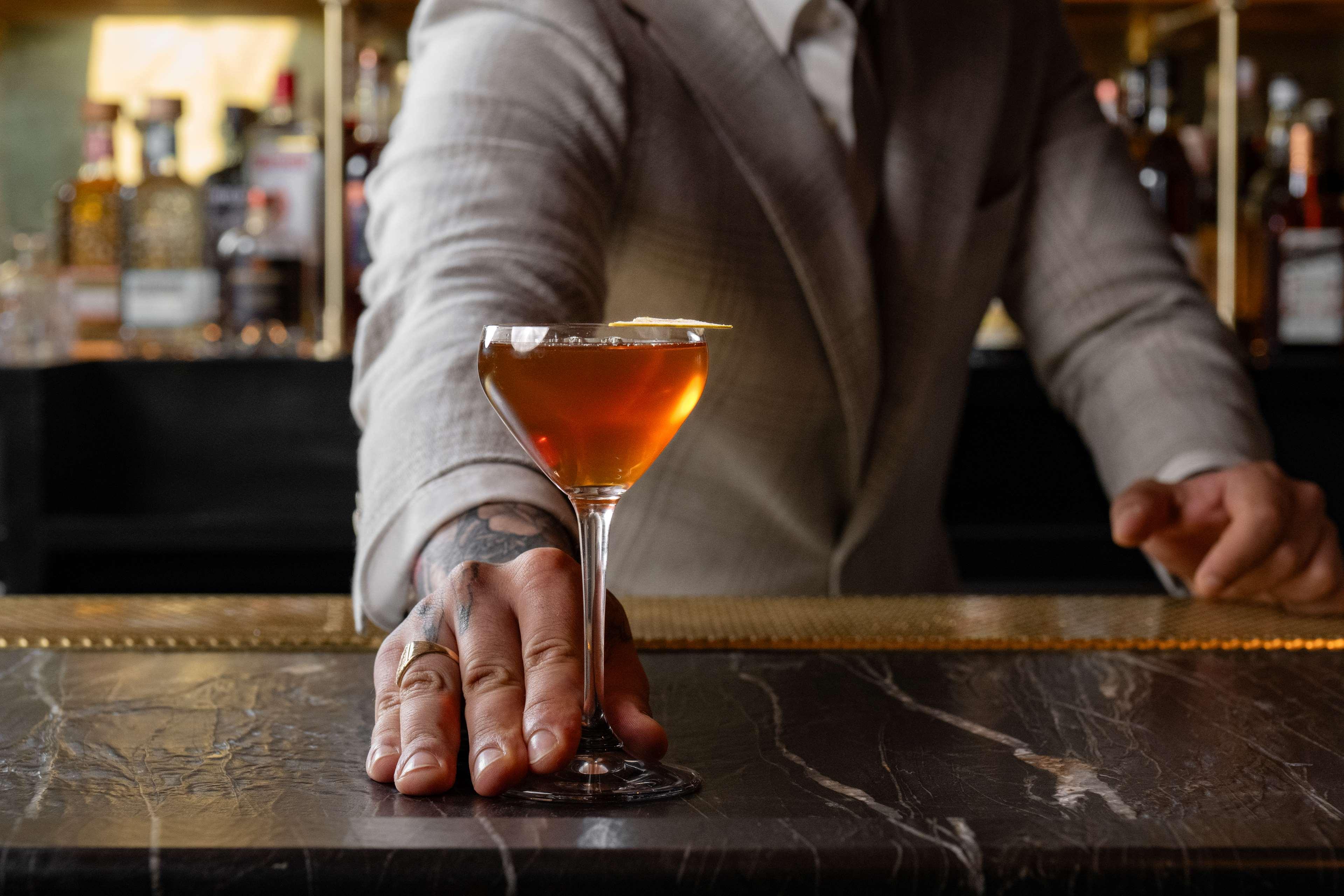 Bar/Salón Martinique New York on Broadway, Curio Collection by Hilton