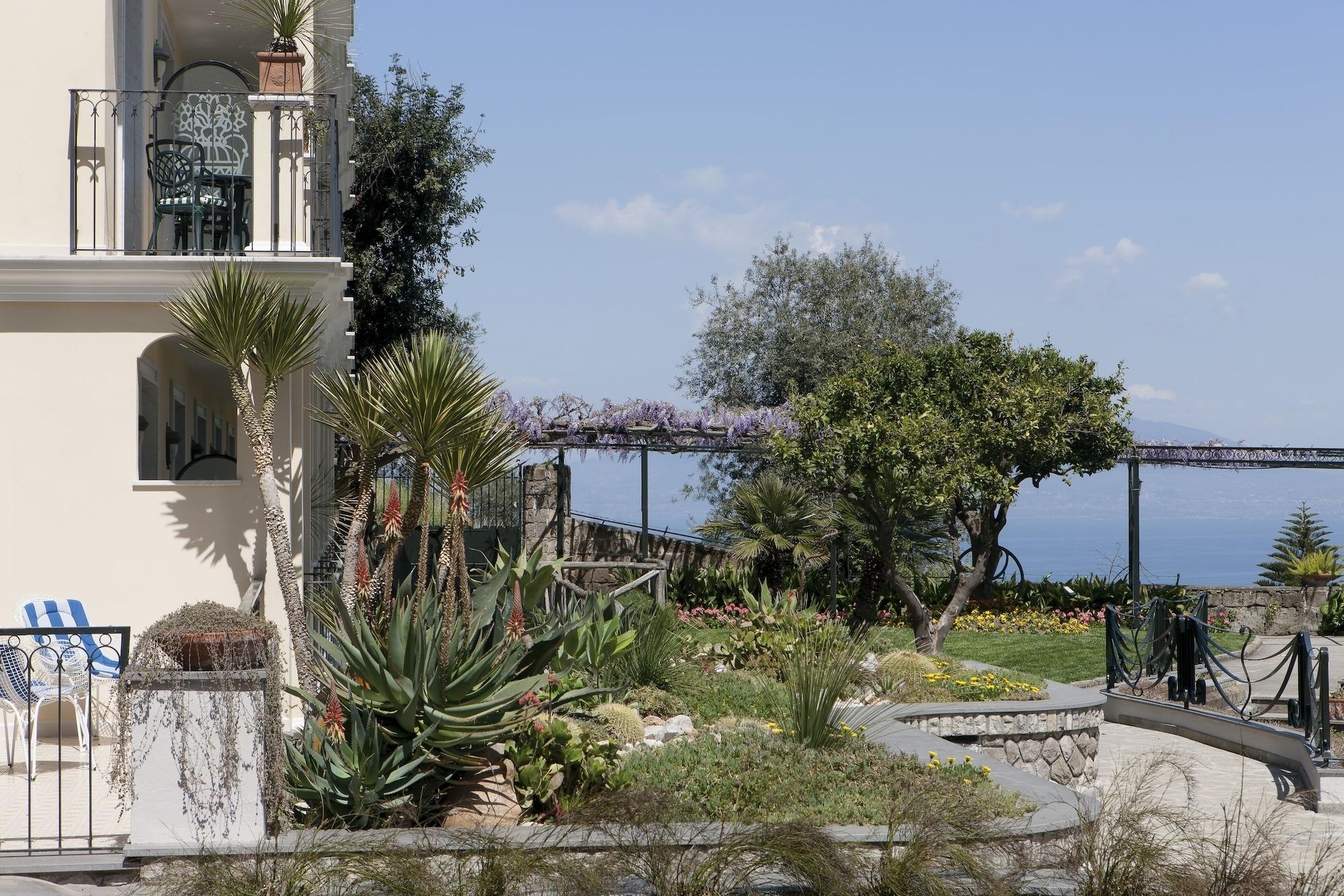 Vista Exterior Grand Hotel Capodimonte