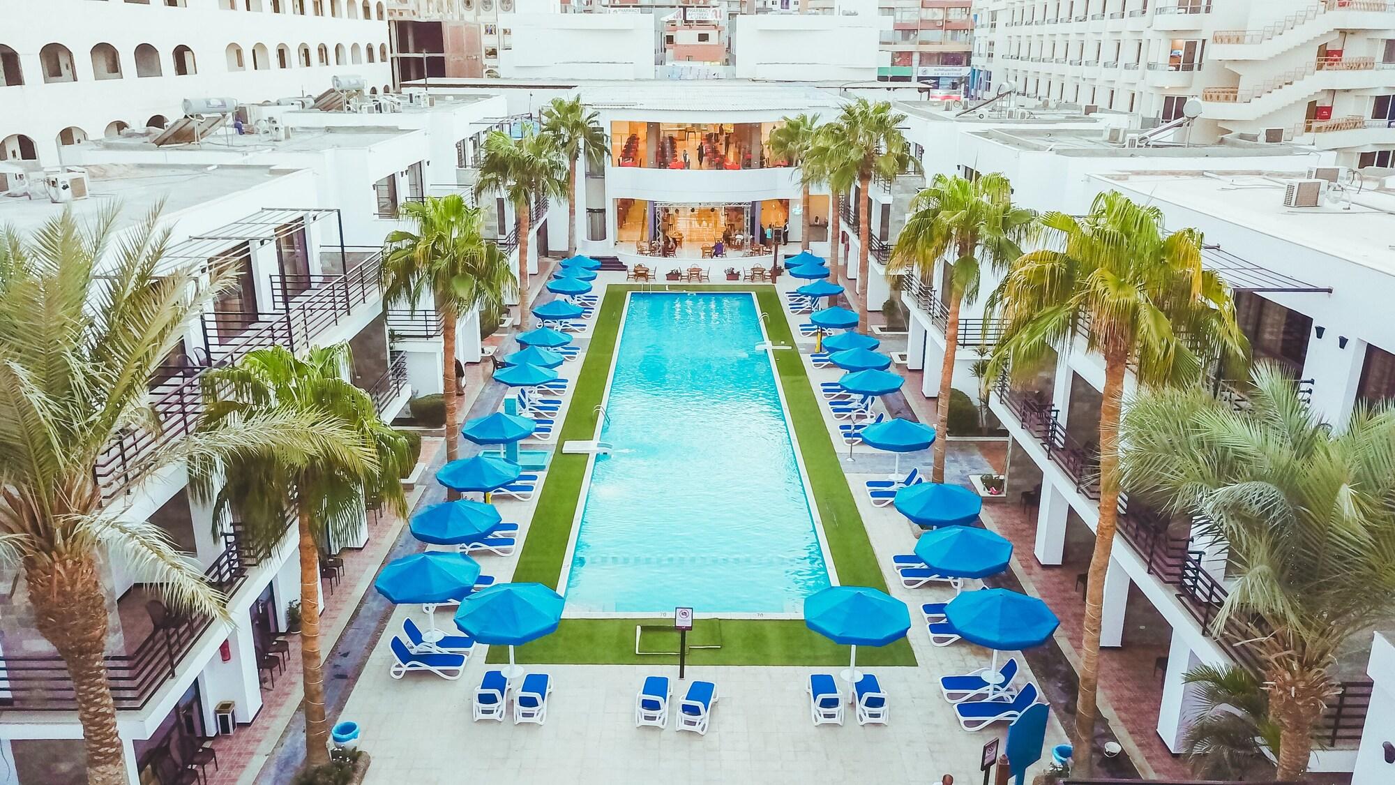 Vista Piscina La Rosa Waves Beach - Couple & Families Only