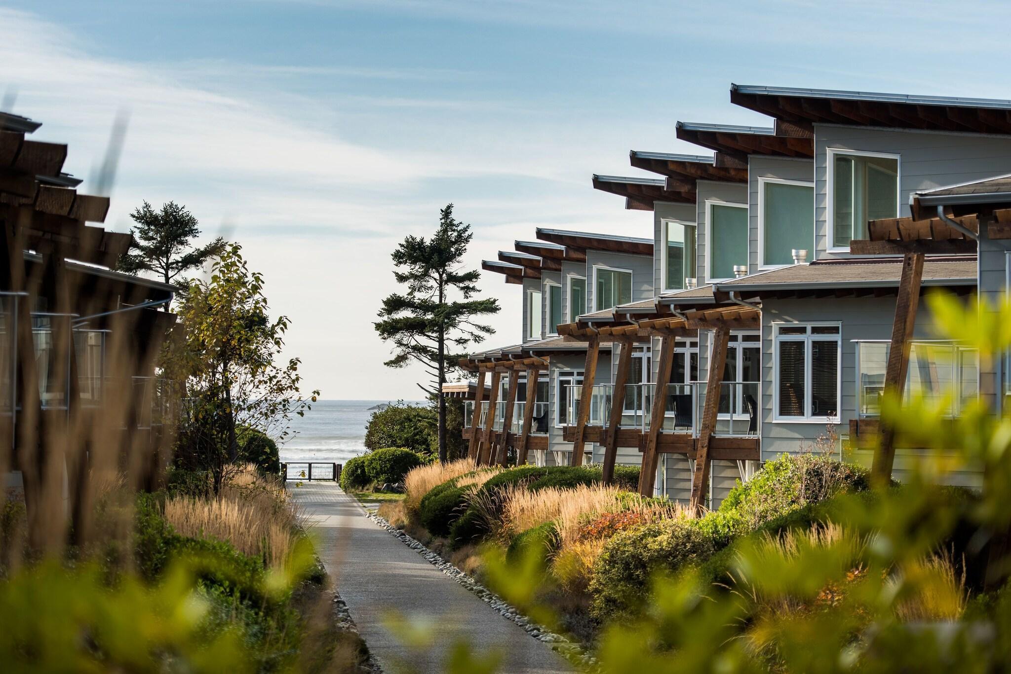 Vista Exterior Cox Bay Beach Resort