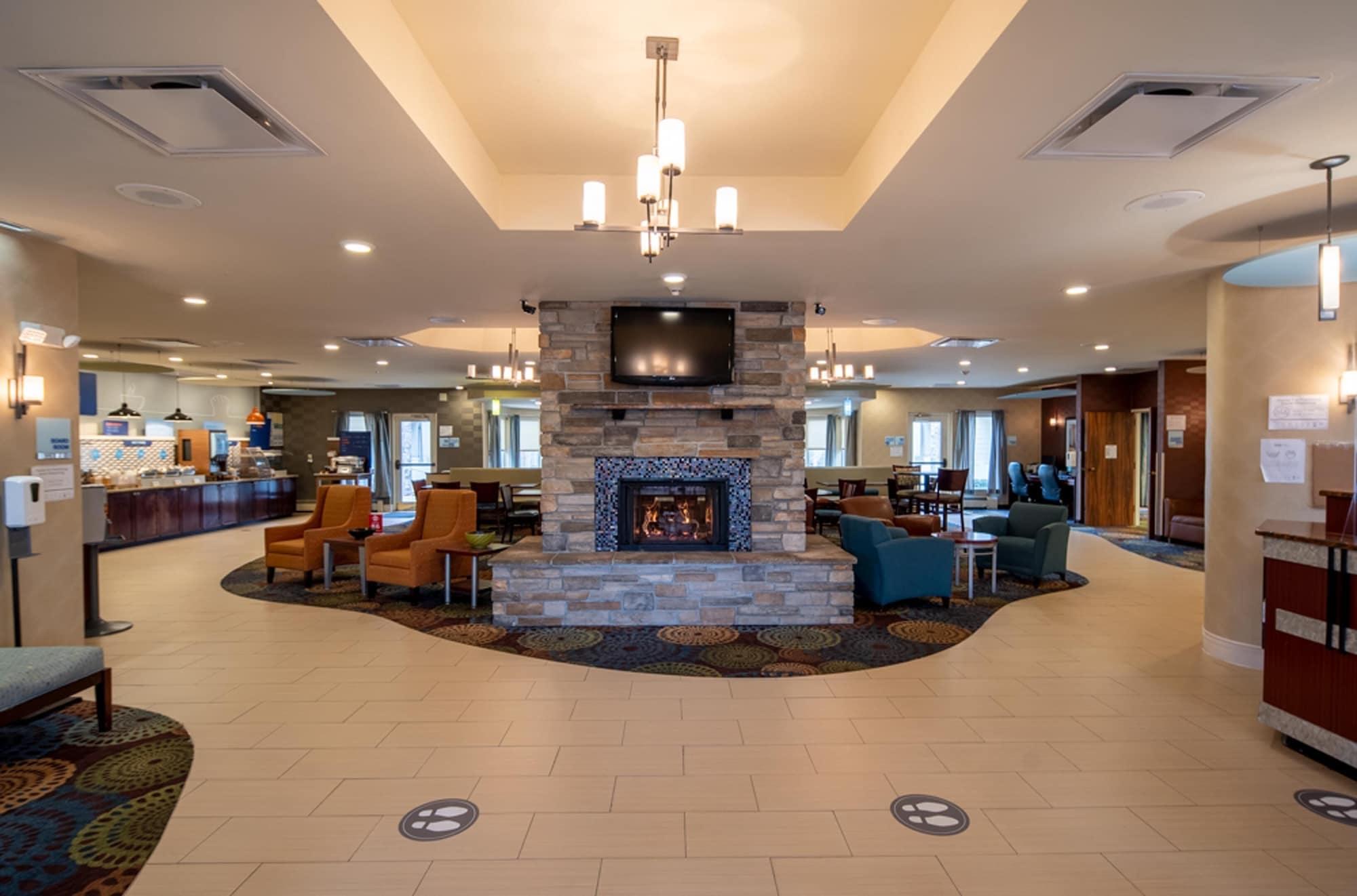 Vista Lobby Holiday Inn Express Hotel & Suites Pittsburgh Airport by IHG