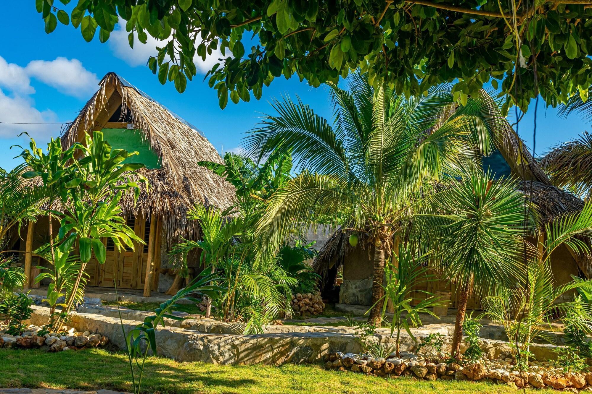 Vista Exterior CHALET TROPICAL Hotel & Restaurant-Pizzeria