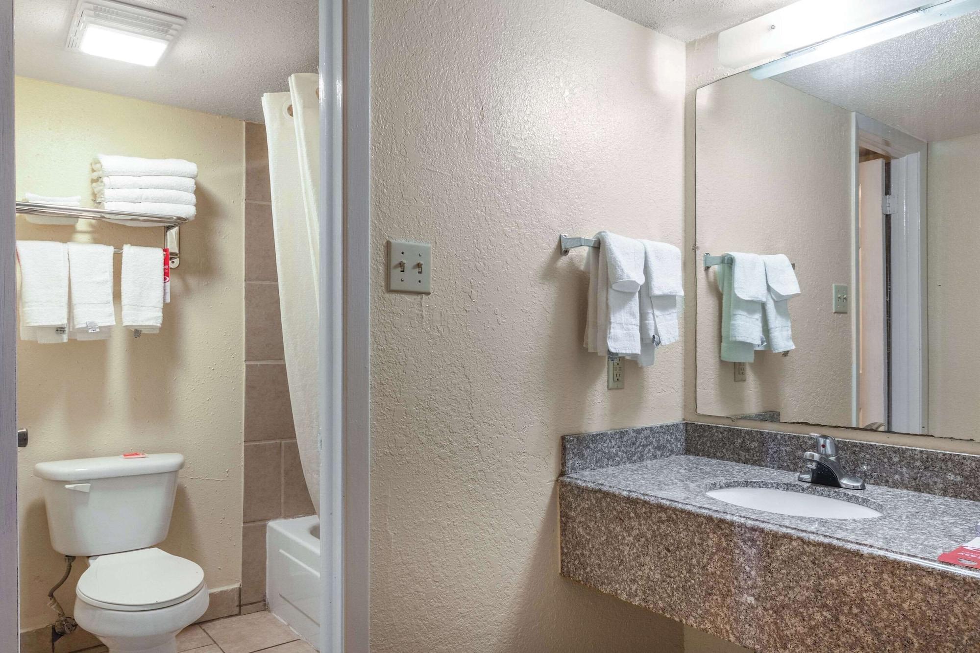 Habitación Econo Lodge San Marcos University Area