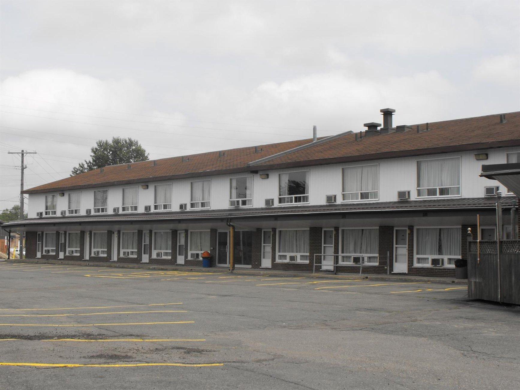 Vista Exterior Super 8 by Wyndham Kirkland Lake