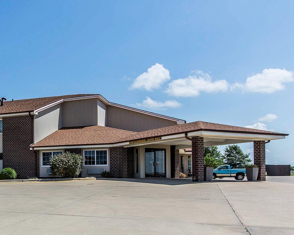 Vista Exterior Bearcat Inn and Suites