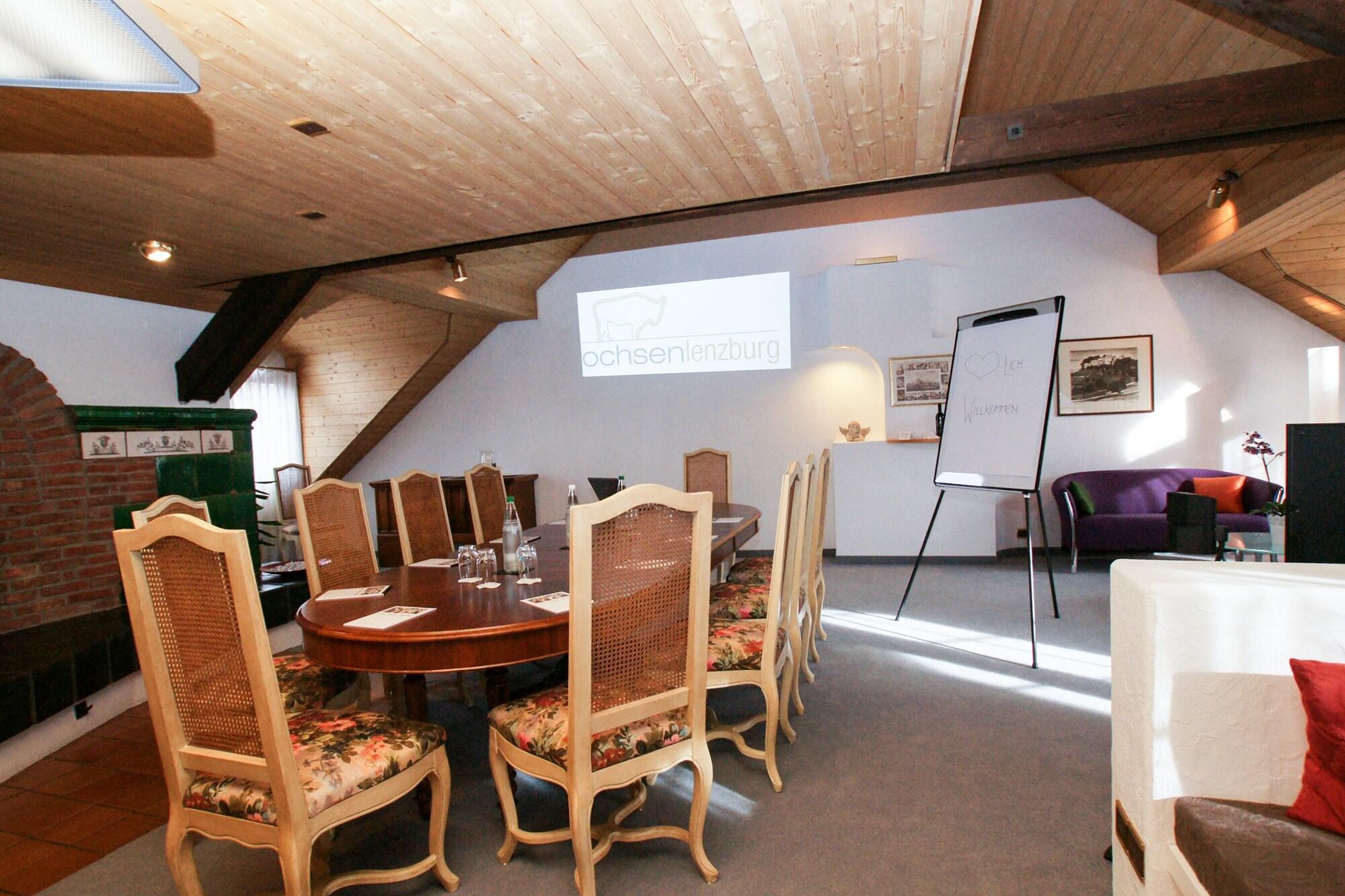 Sala de Reuniones Ochsen Lodge by Ochsen Lenzburg