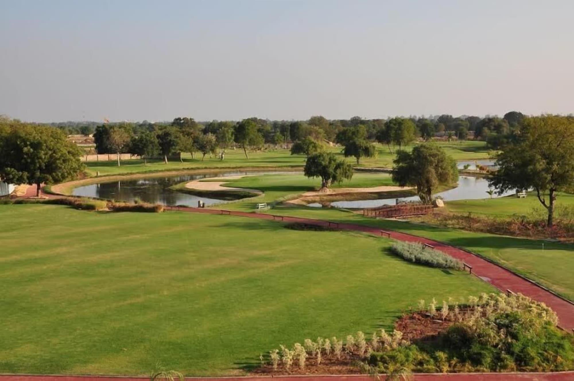 Campo de Golf Gulmohar Greens - Golf & Country Club