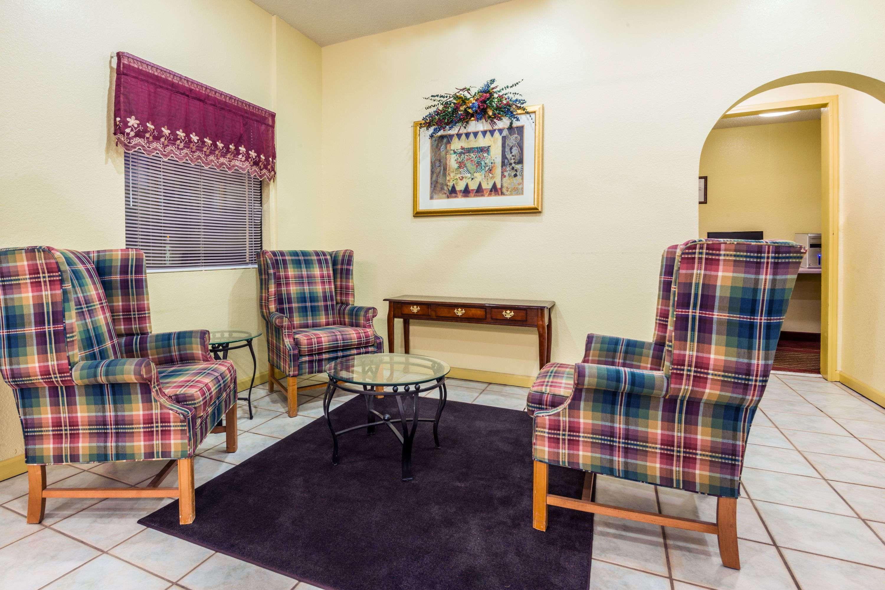 Vista Lobby Days Inn by Wyndham Troy