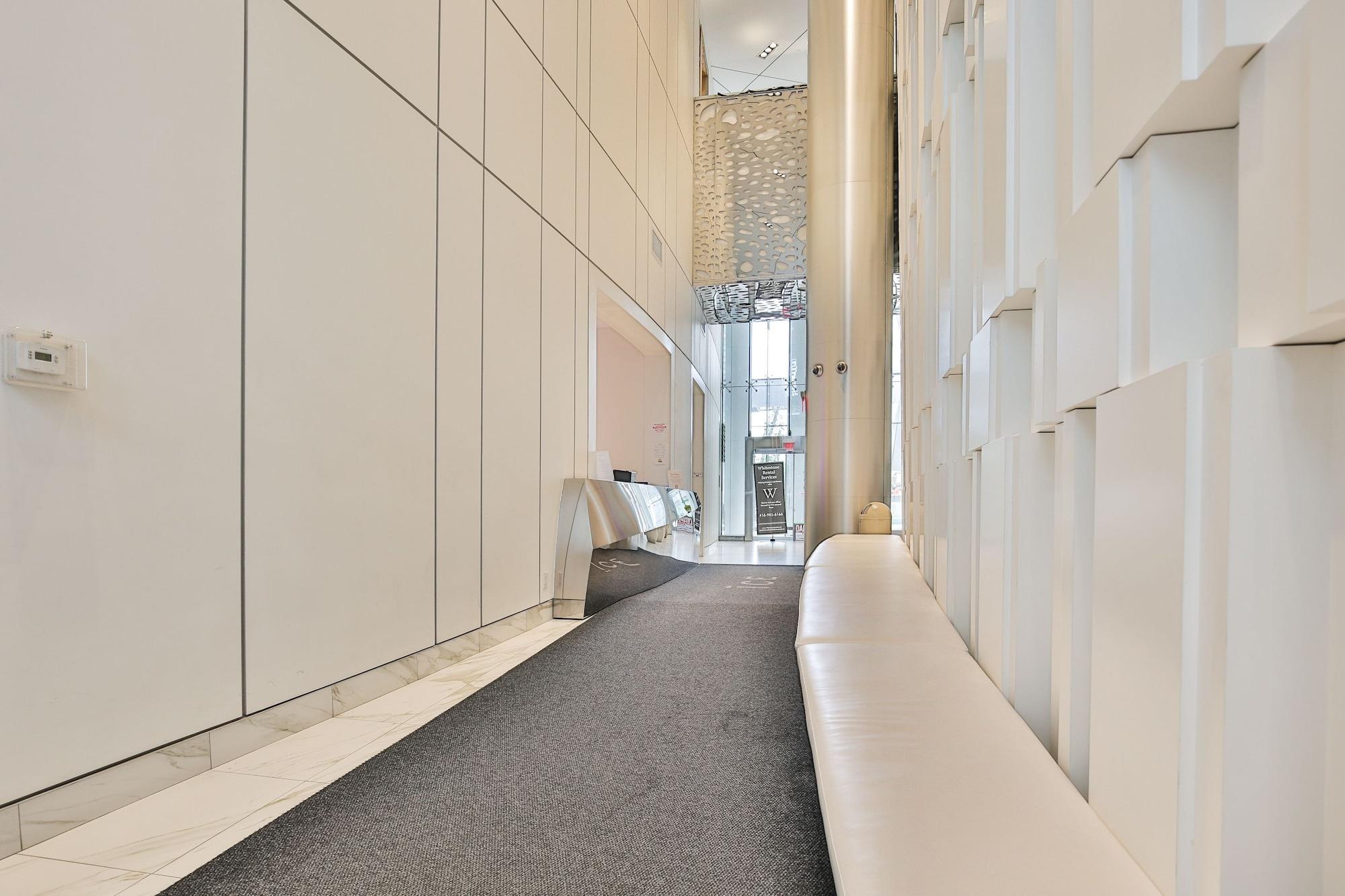 Vista Lobby Noel Suites - York and Bremner