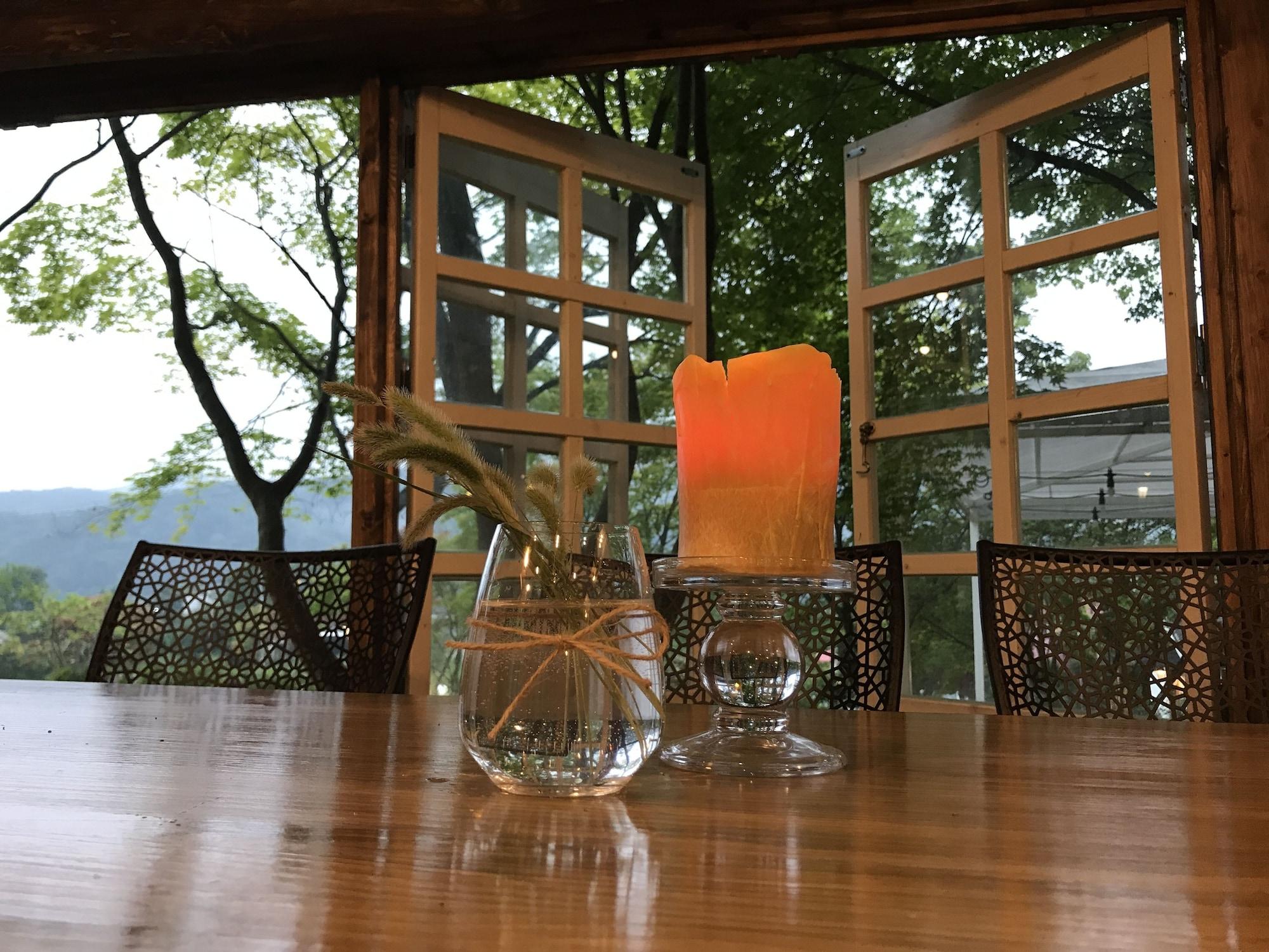 Bar/Salón Praise Suite