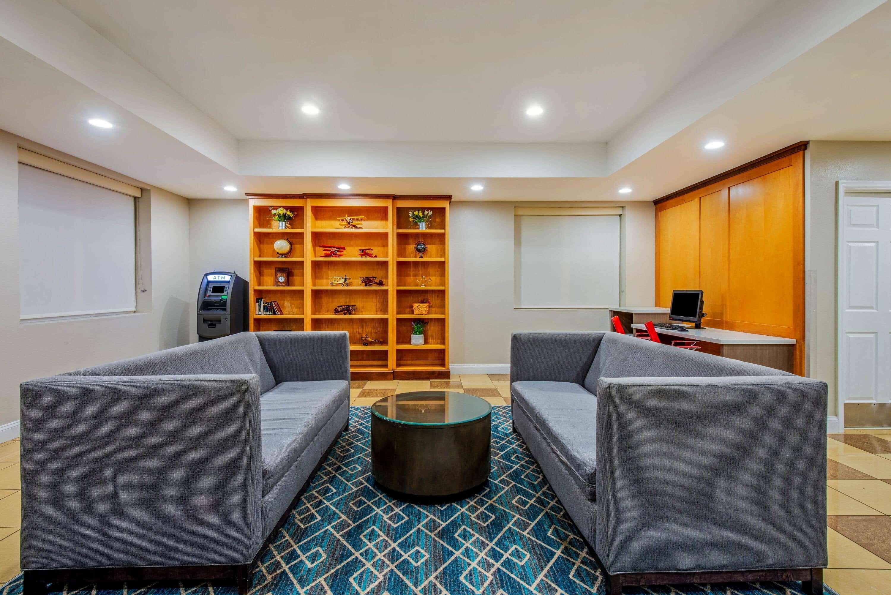 Vista Lobby La Quinta Inn & Suites by Wyndham Lexington Park - Patuxent