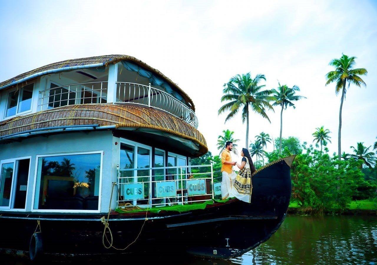 Vista Exterior Mass Holidays Houseboat