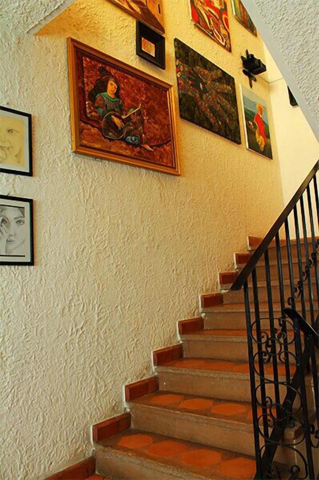 Varios Real Colonial Hotel
