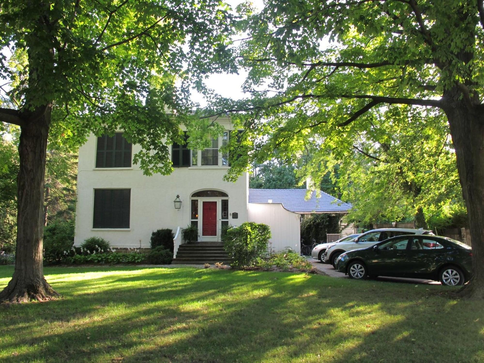 Vista Exterior Historic Lyons House