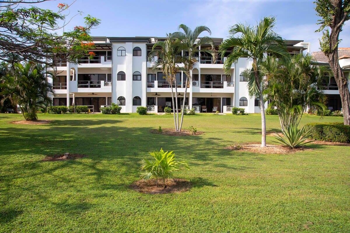Estacionamiento Newly remodeled ground-floor unit in Flamingo - right in front of beach