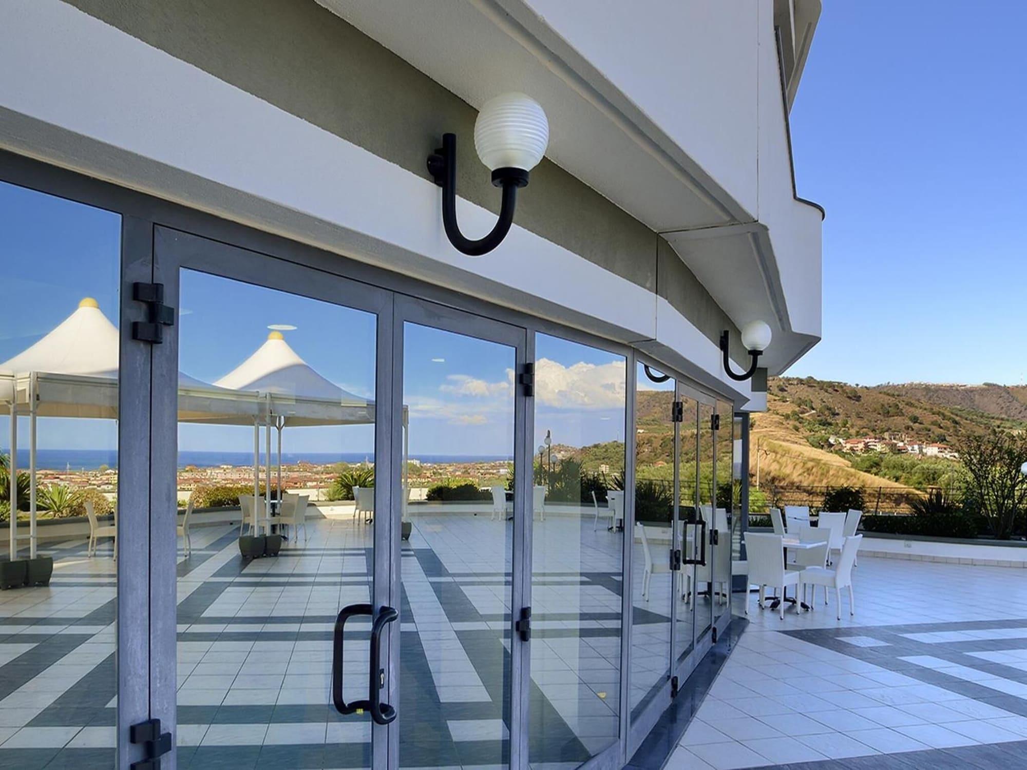 Vista Exterior Park Hotel Mirabeau