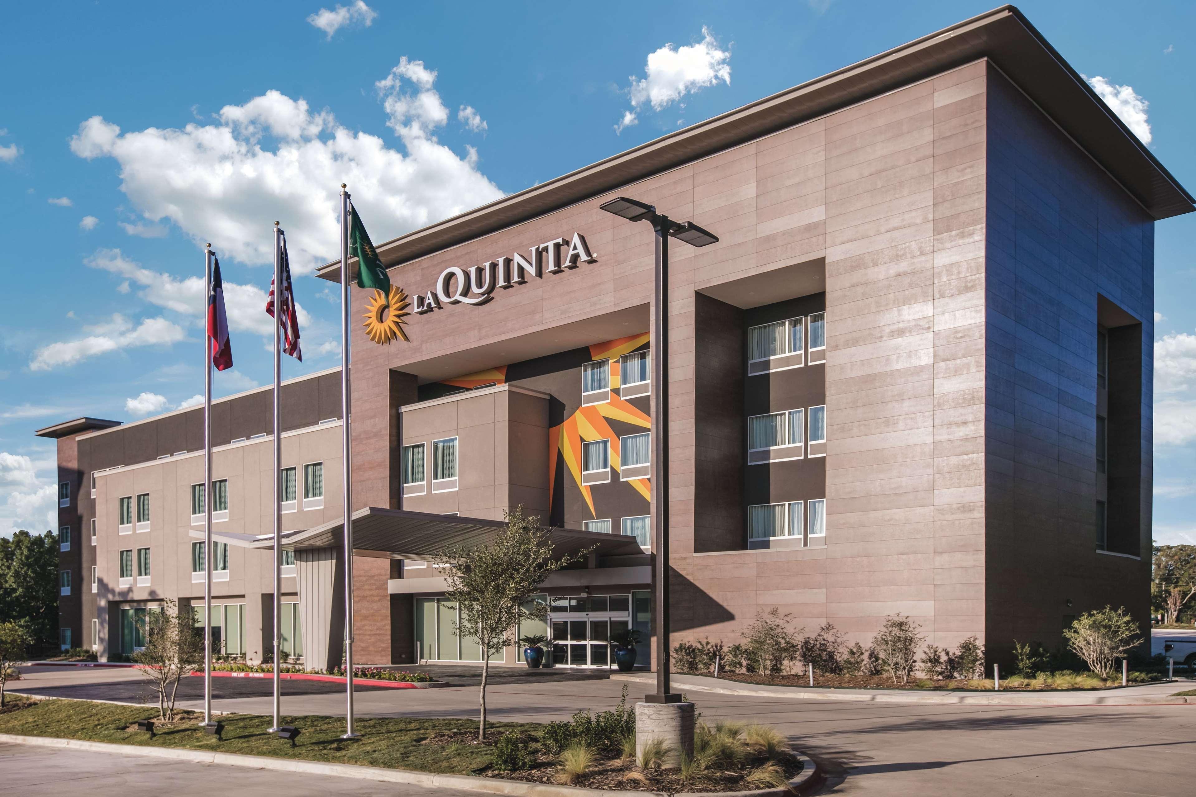 Vista Exterior La Quinta Inn & Suites by Wyndham Dallas - Richardson