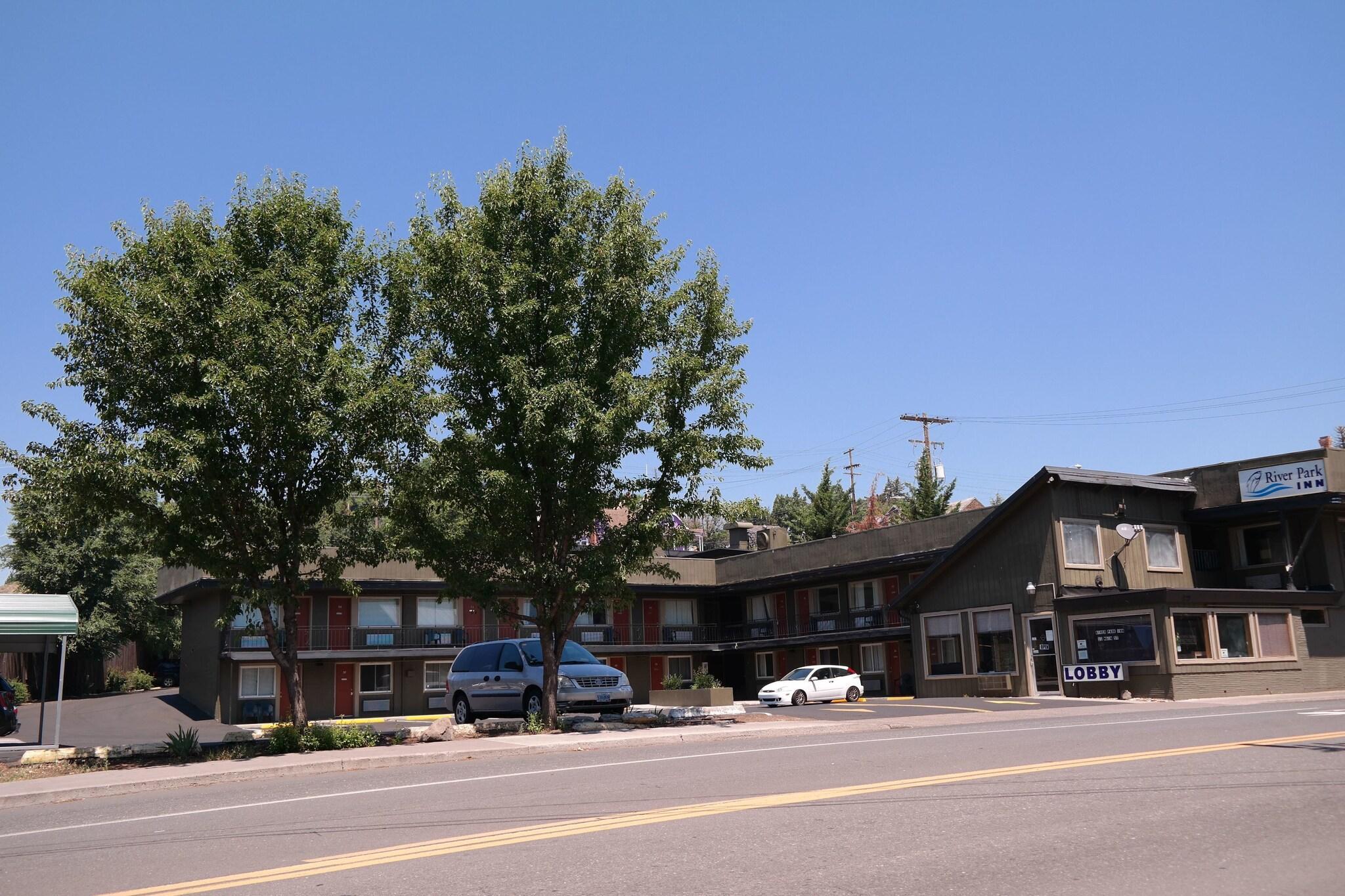 Vista Exterior River Park Inn