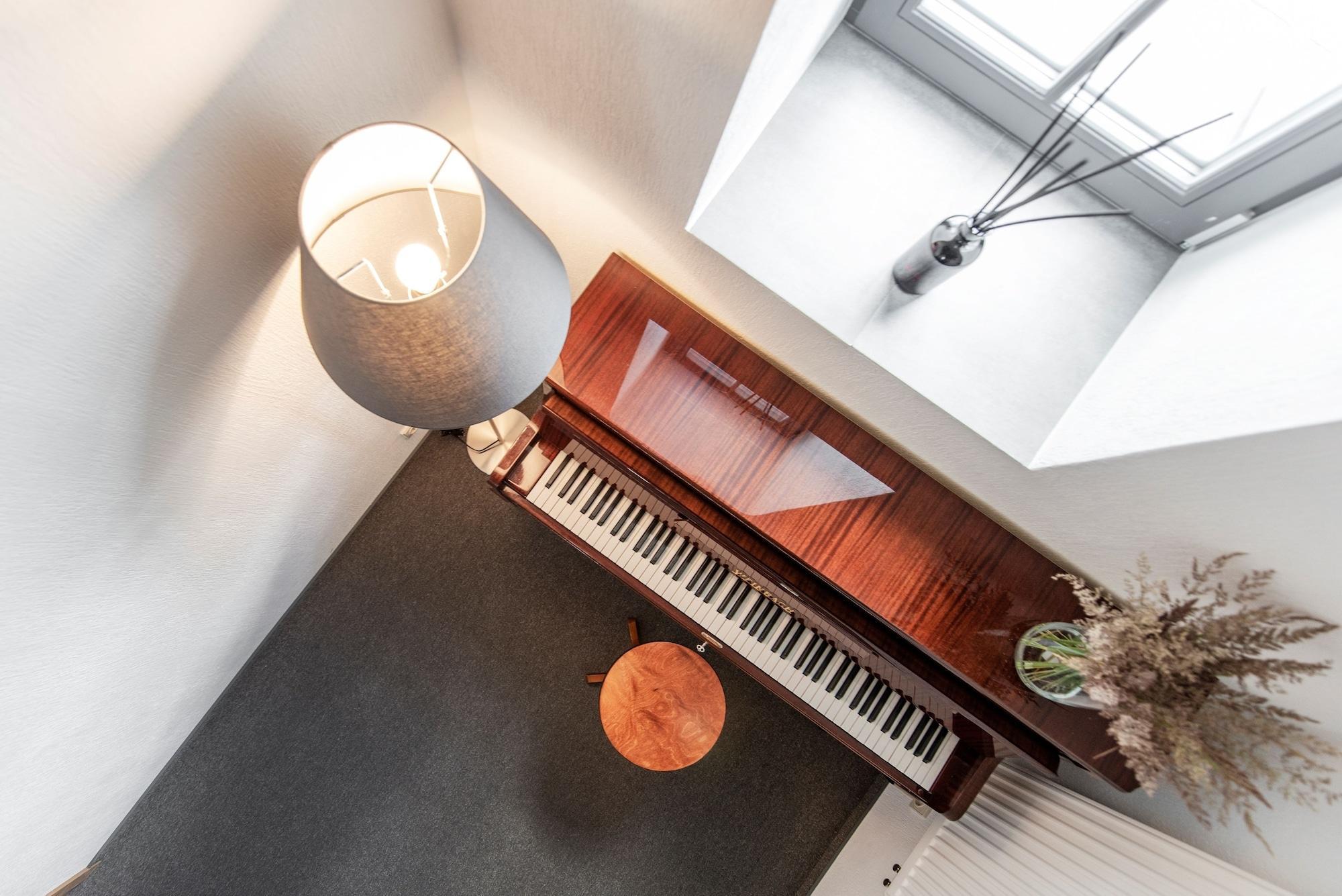 Vista Lobby Piano Apartments
