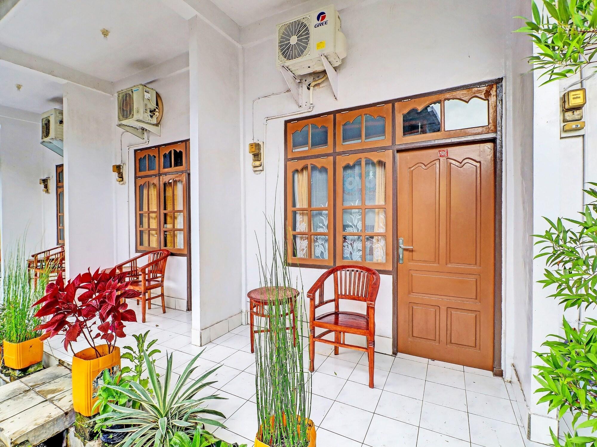 Vista Exterior Super OYO 1356 Gusti Residence