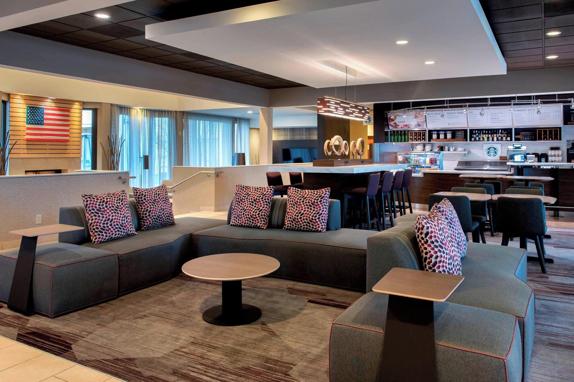Vista Lobby Courtyard Chicago Waukegan Gurnee